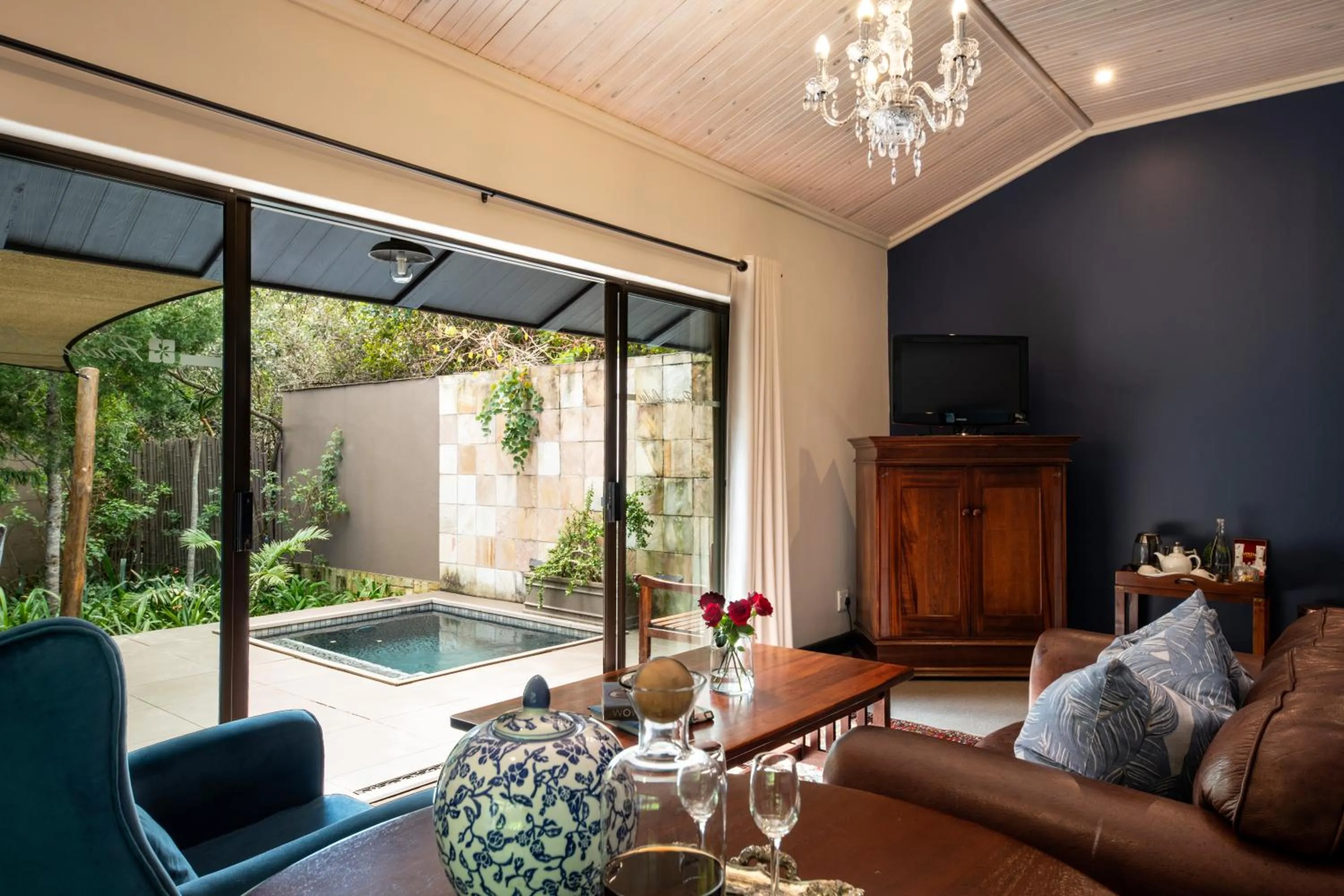 Communal lounge/ TV room in Prana Lodge