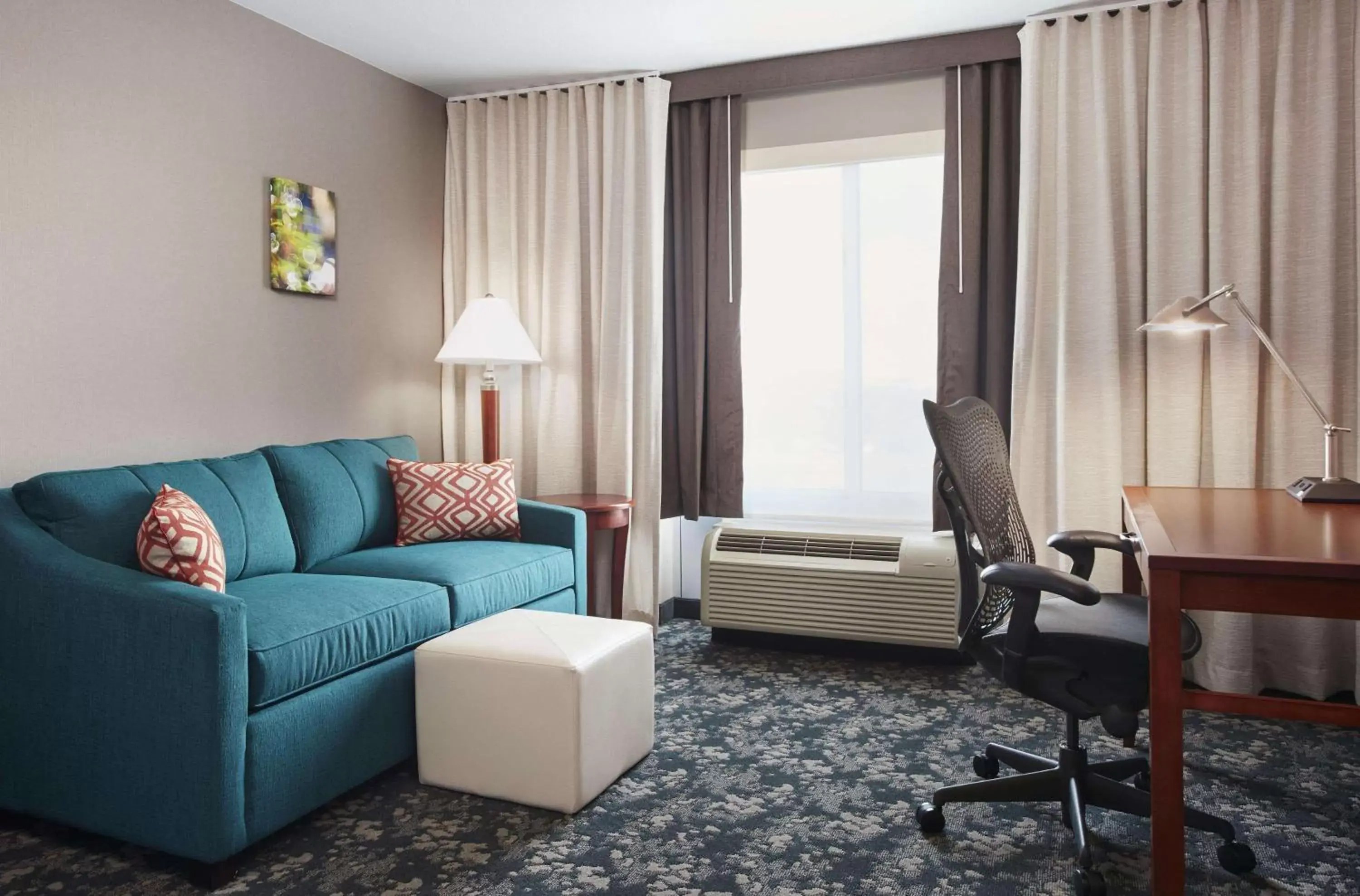 Bed, Seating Area in Hilton Garden Inn Schaumburg