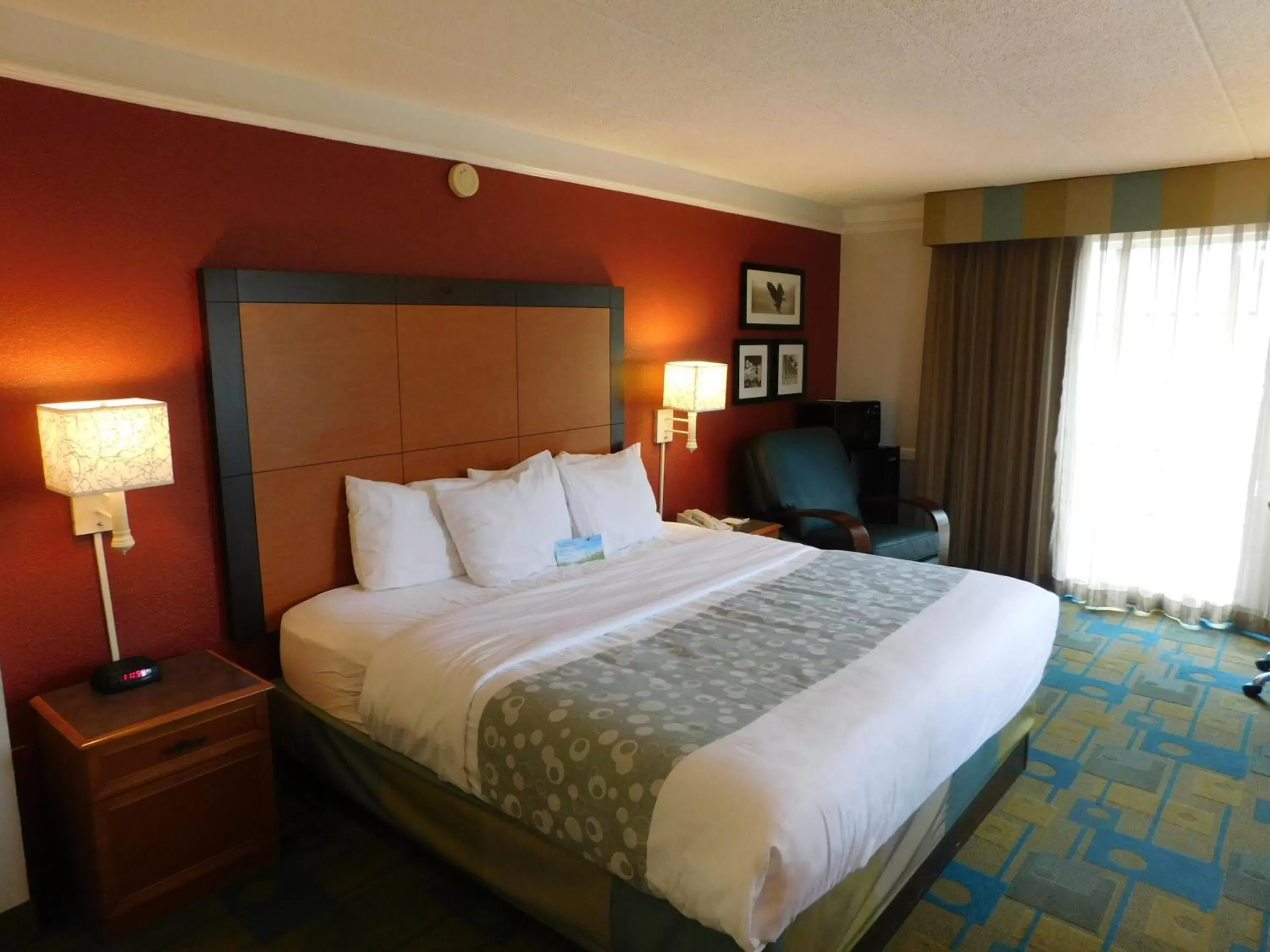 Bedroom, Bed in Days Inn & Suites by Wyndham Schaumburg- Woodfield Mall