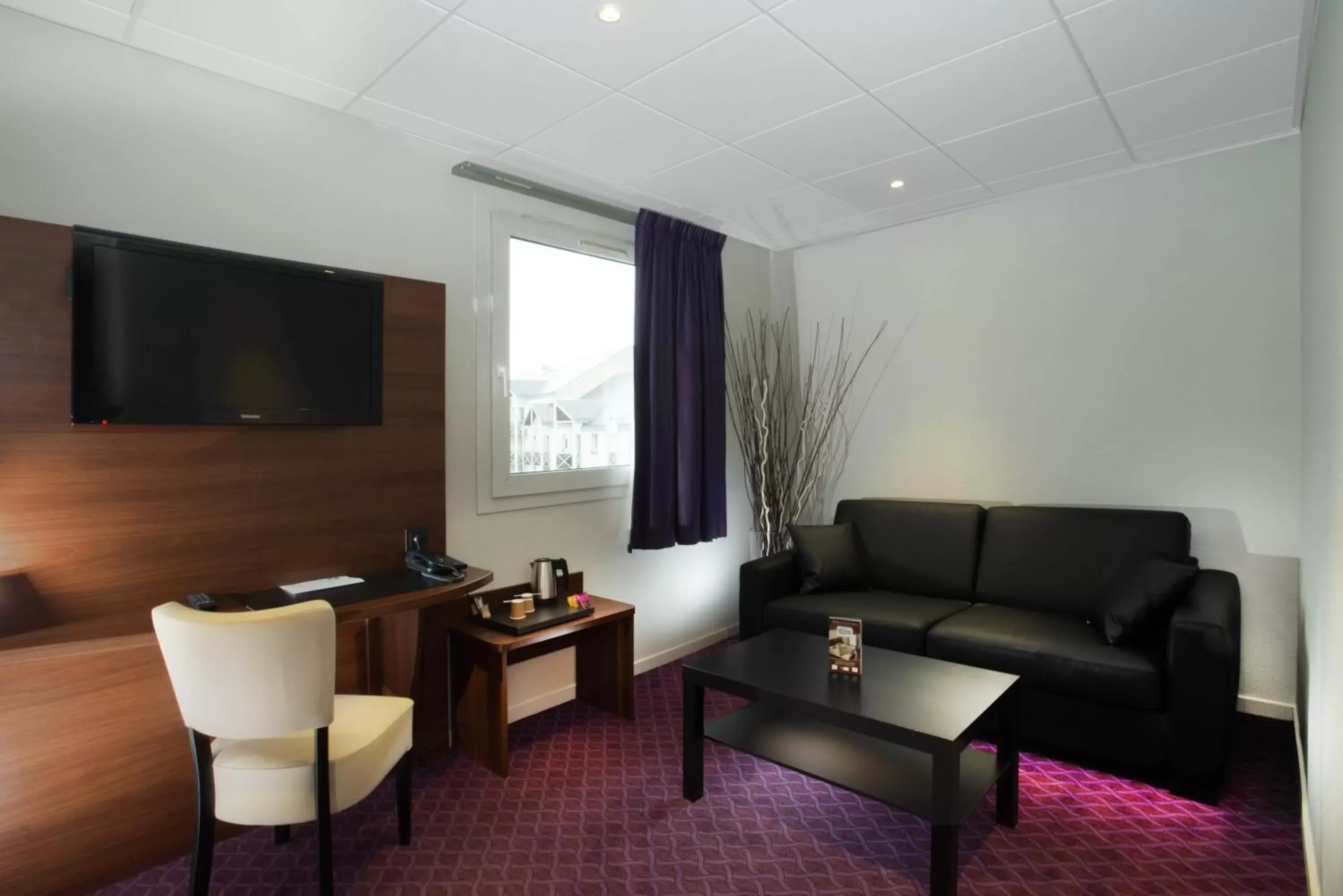 Seating Area in Brit Hotel Tours Sud – Le Cheops