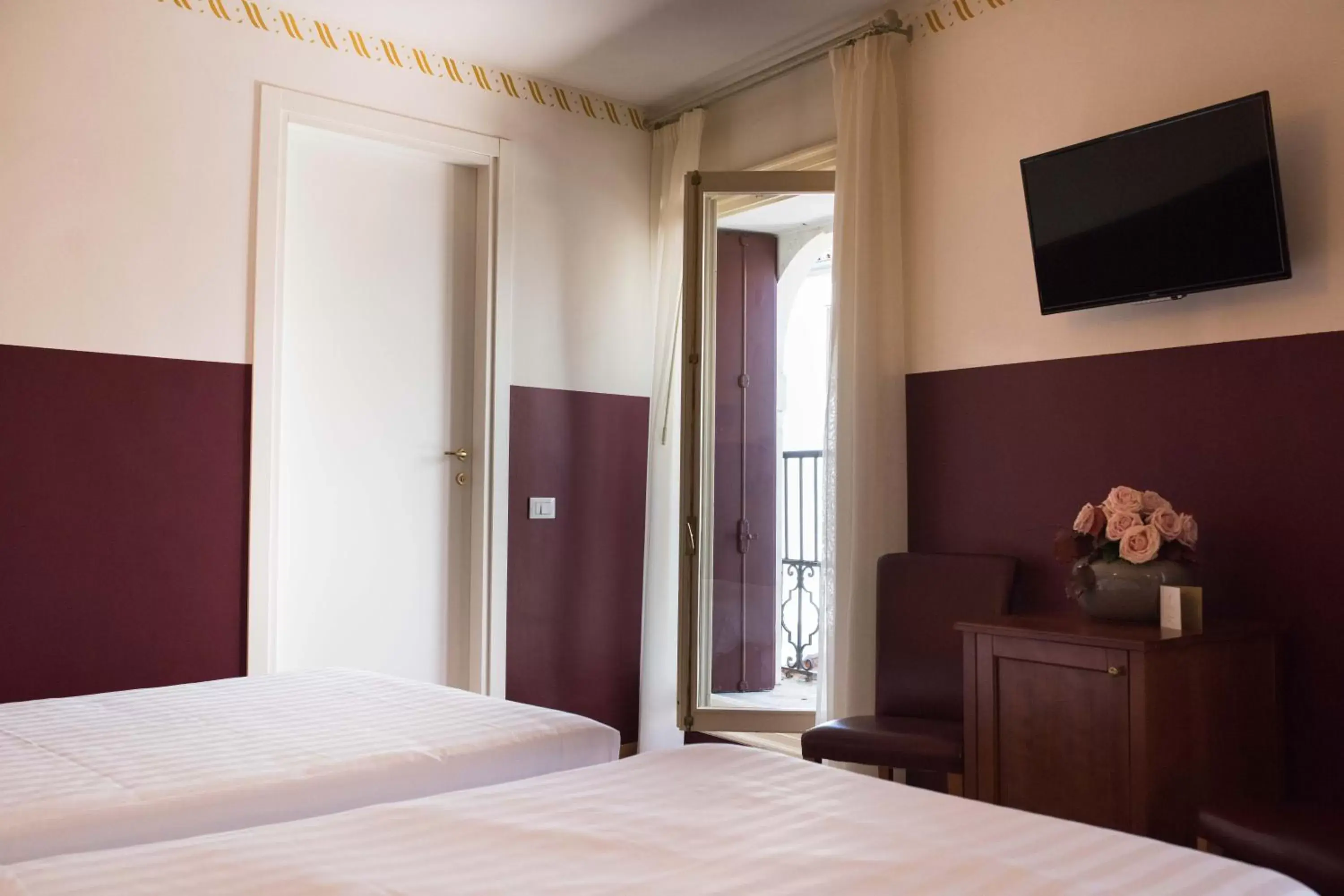 Bed, TV/Entertainment Center in Antico Hotel Vicenza