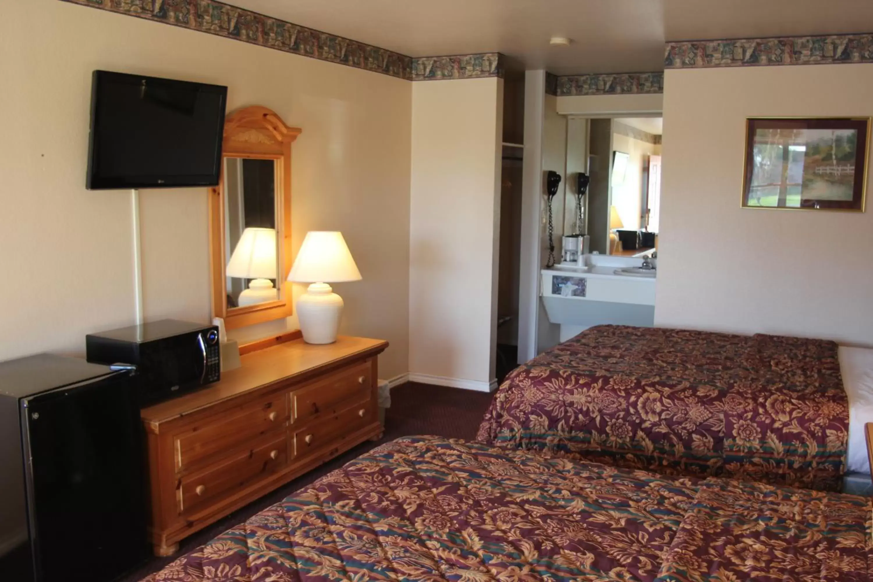 Photo of the whole room, Bed in Lakeside Inn & Suites