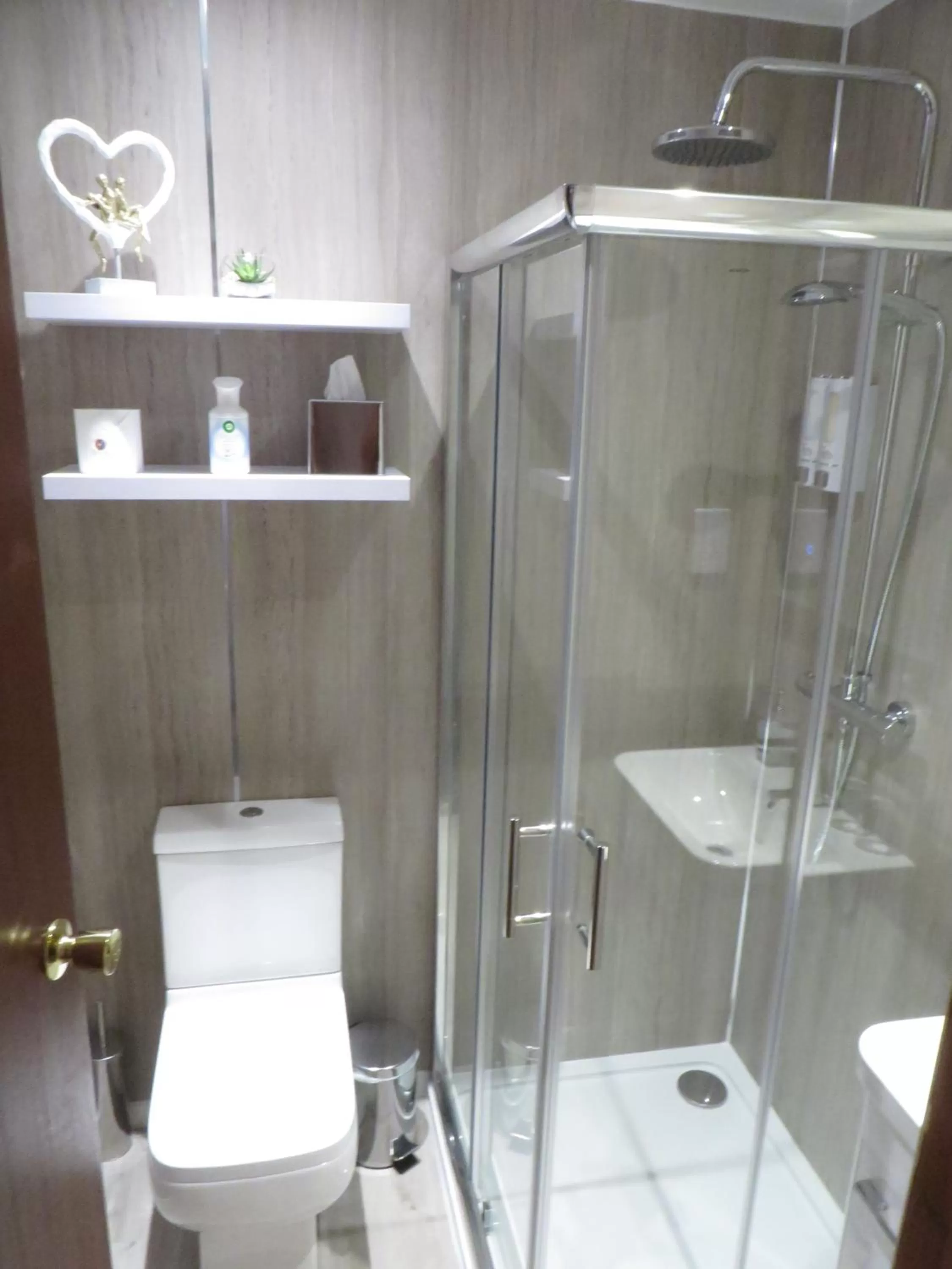 Bathroom in Eriskay B&B and Aviemore Glamping