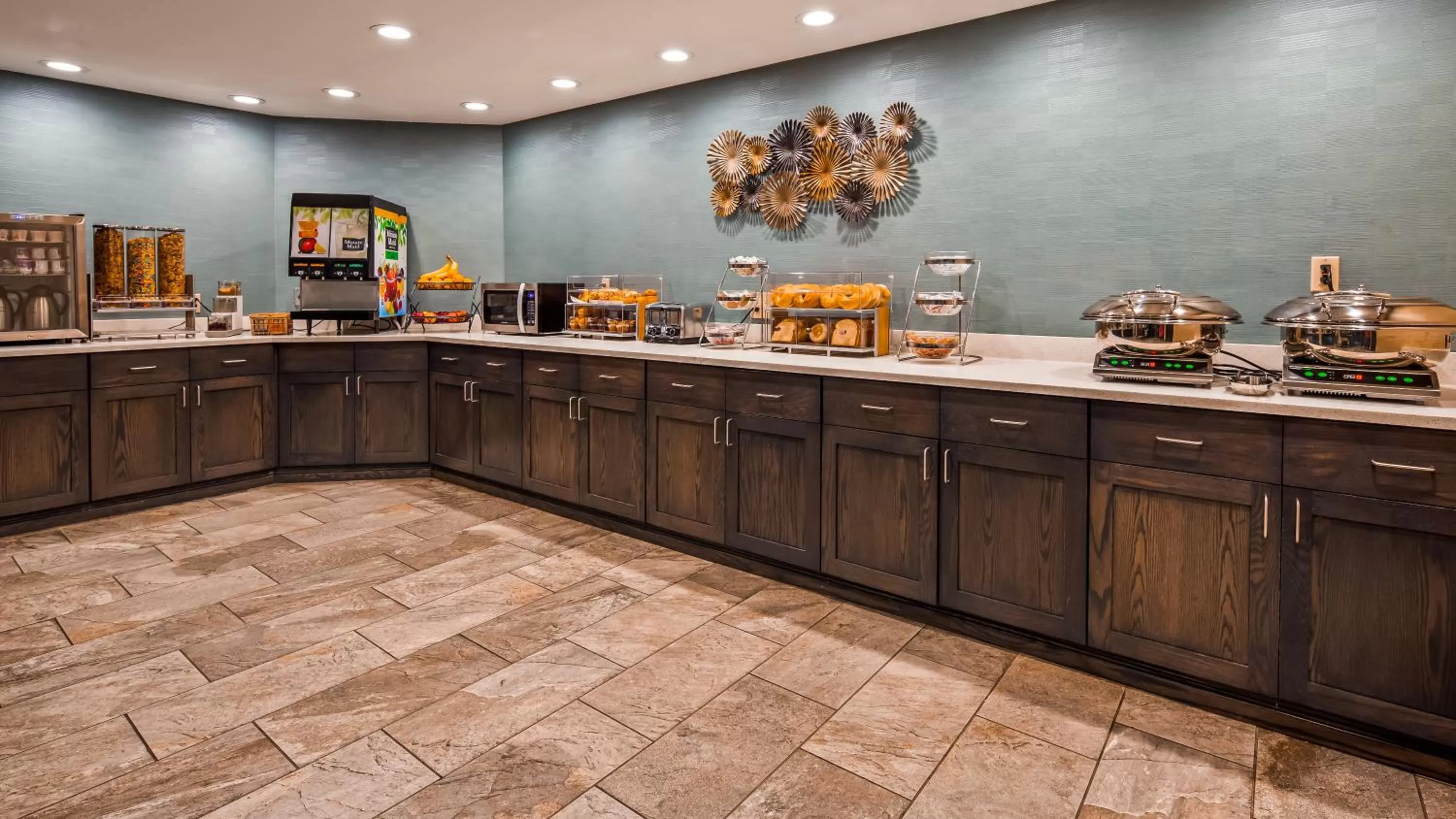 Buffet breakfast in Best Western Warren Hotel