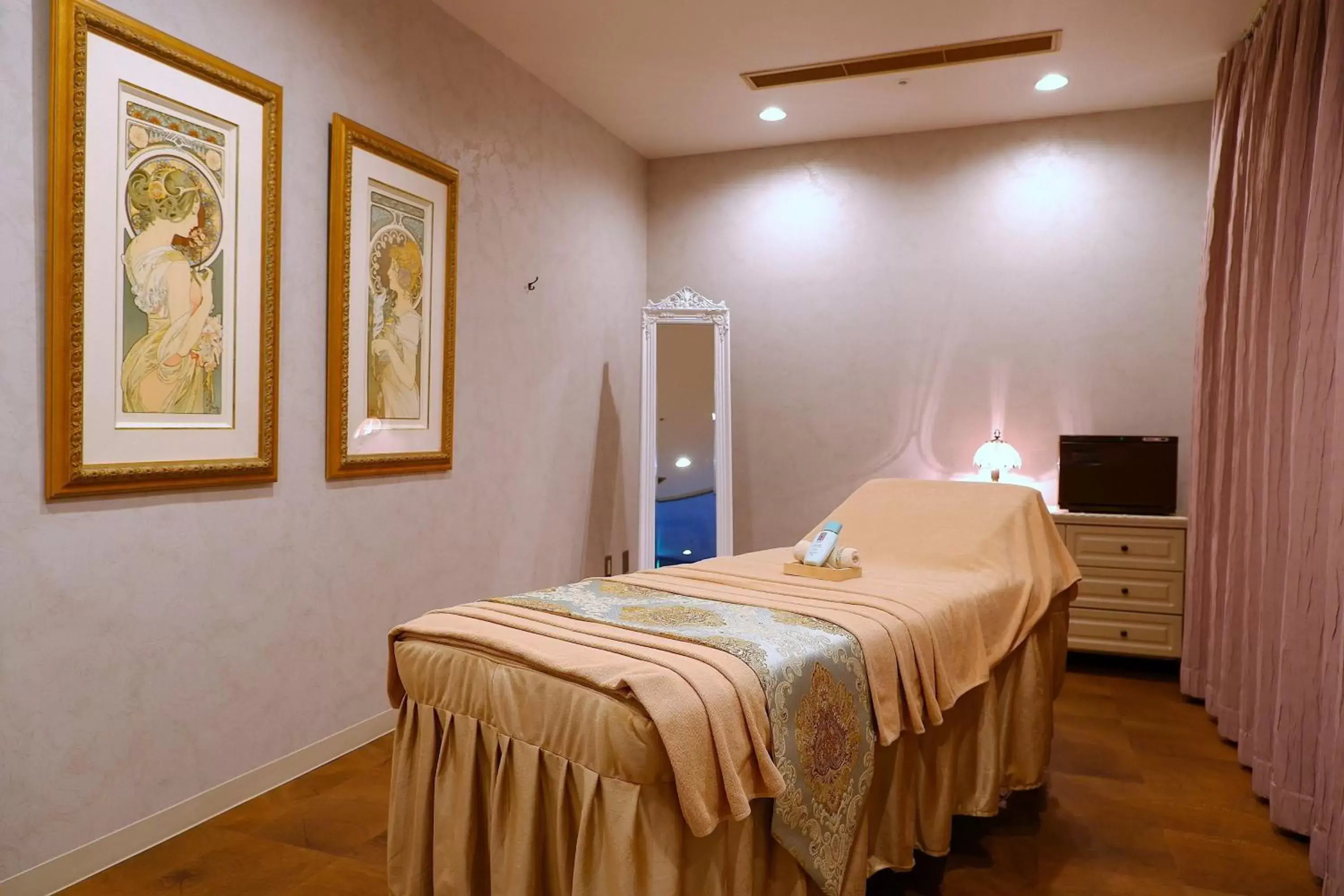 Spa and wellness centre/facilities, Bed in Sheraton Grande Tokyo Bay Hotel