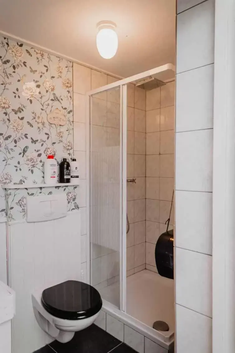 Shower, Bathroom in Herberg de Lingehoeve