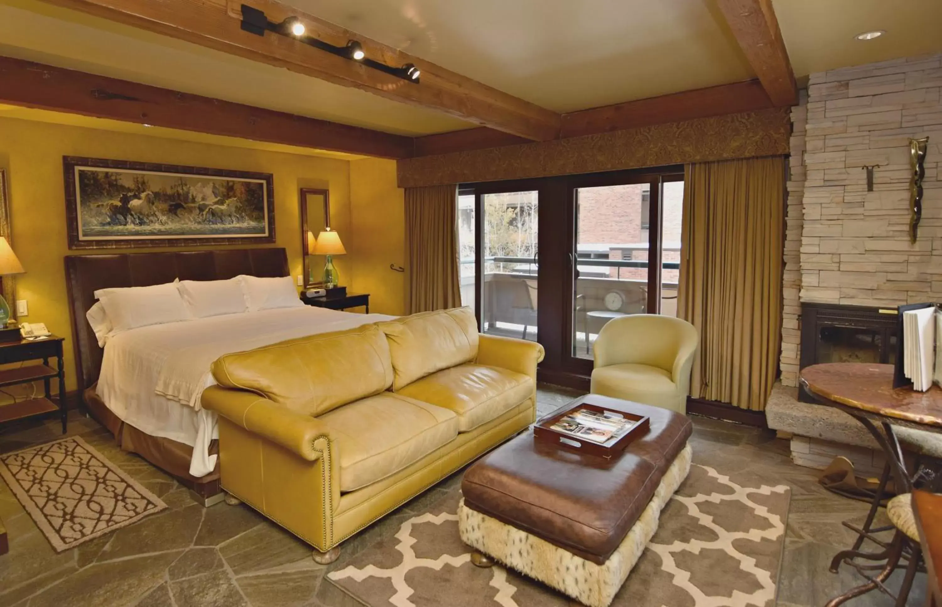 Bed in Aspen Square Condominium Hotel