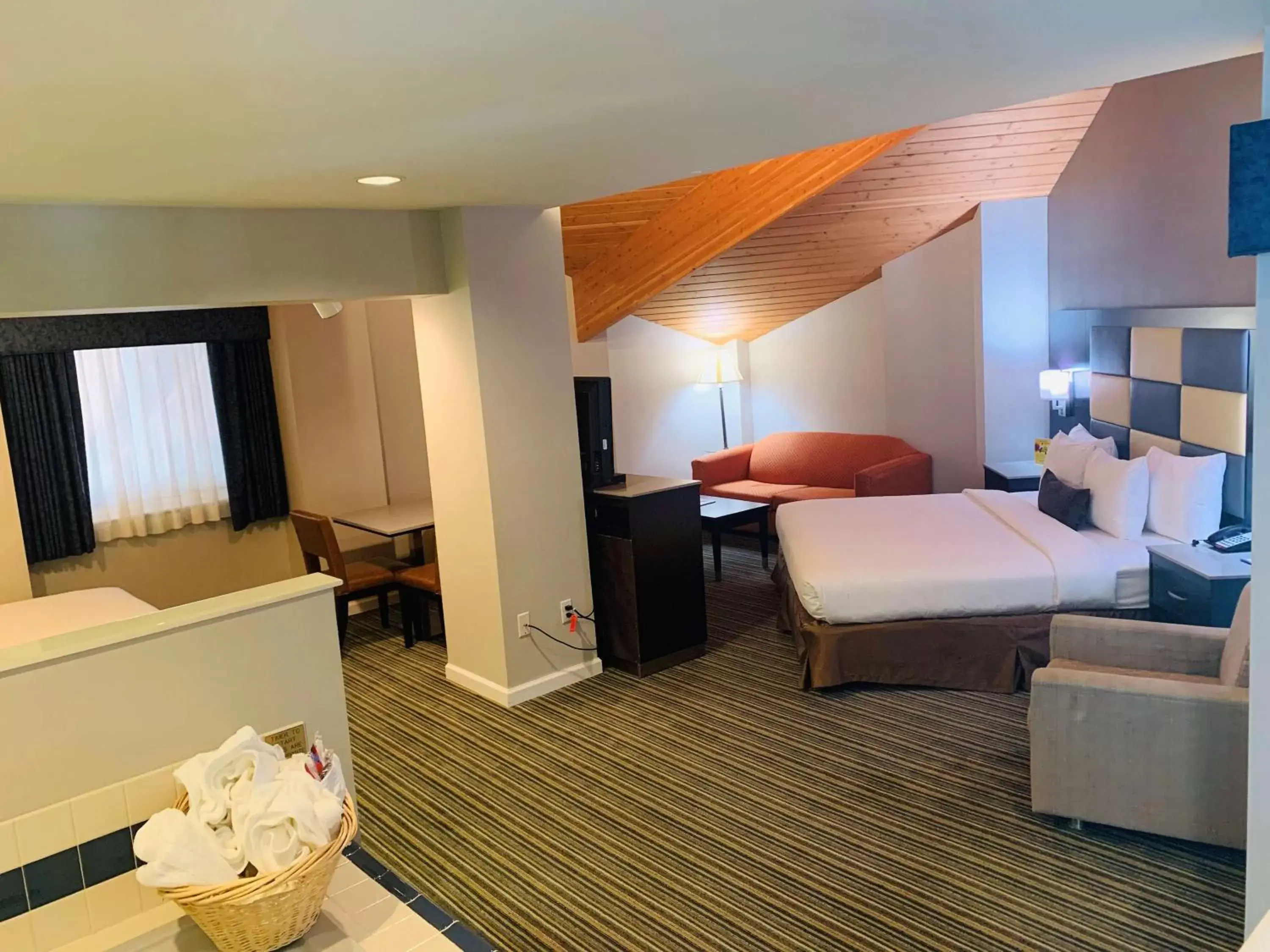 Photo of the whole room, Bed in SureStay Plus Hotel by Best Western Redding