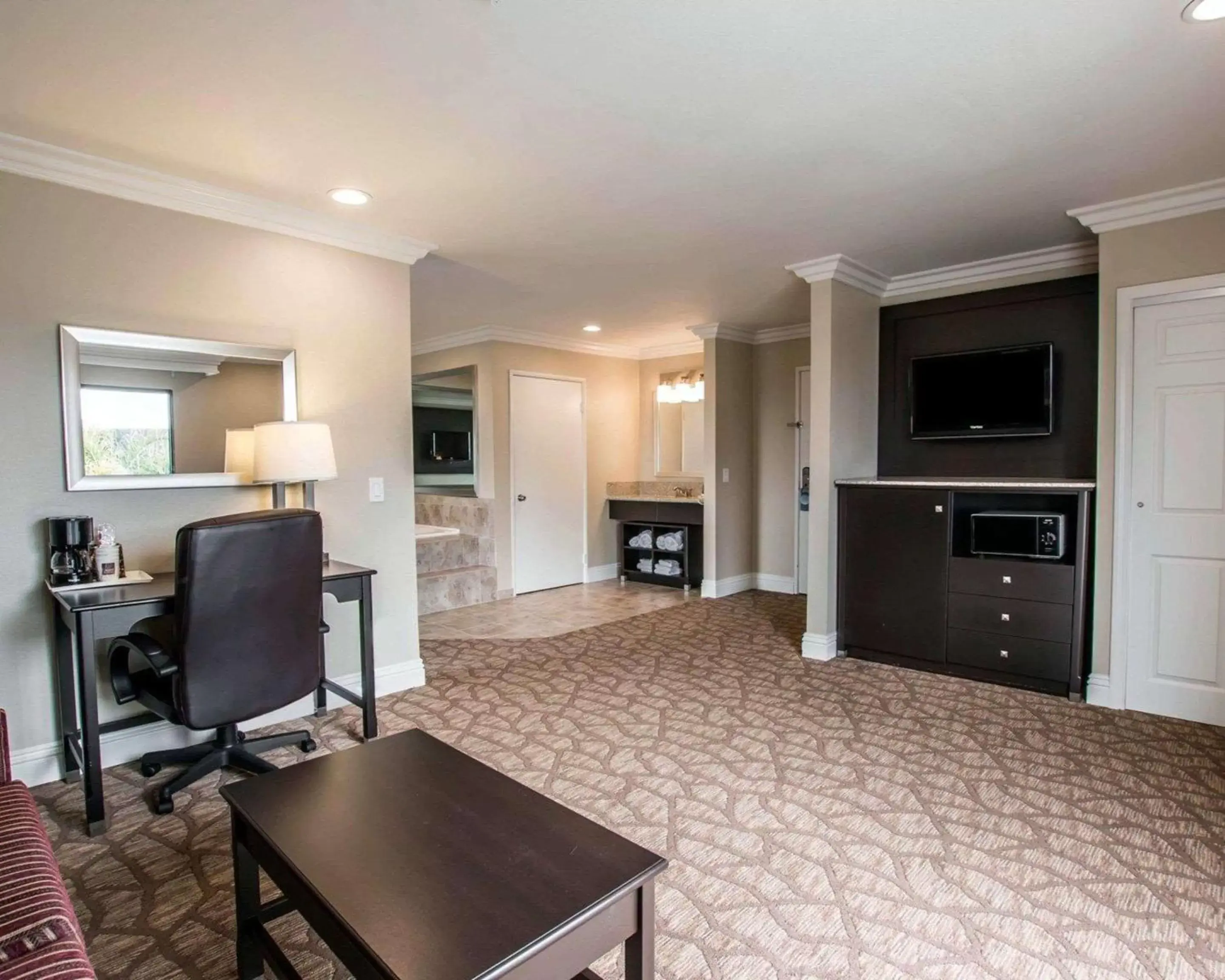 Photo of the whole room, Seating Area in Comfort Suites San Clemente Beach