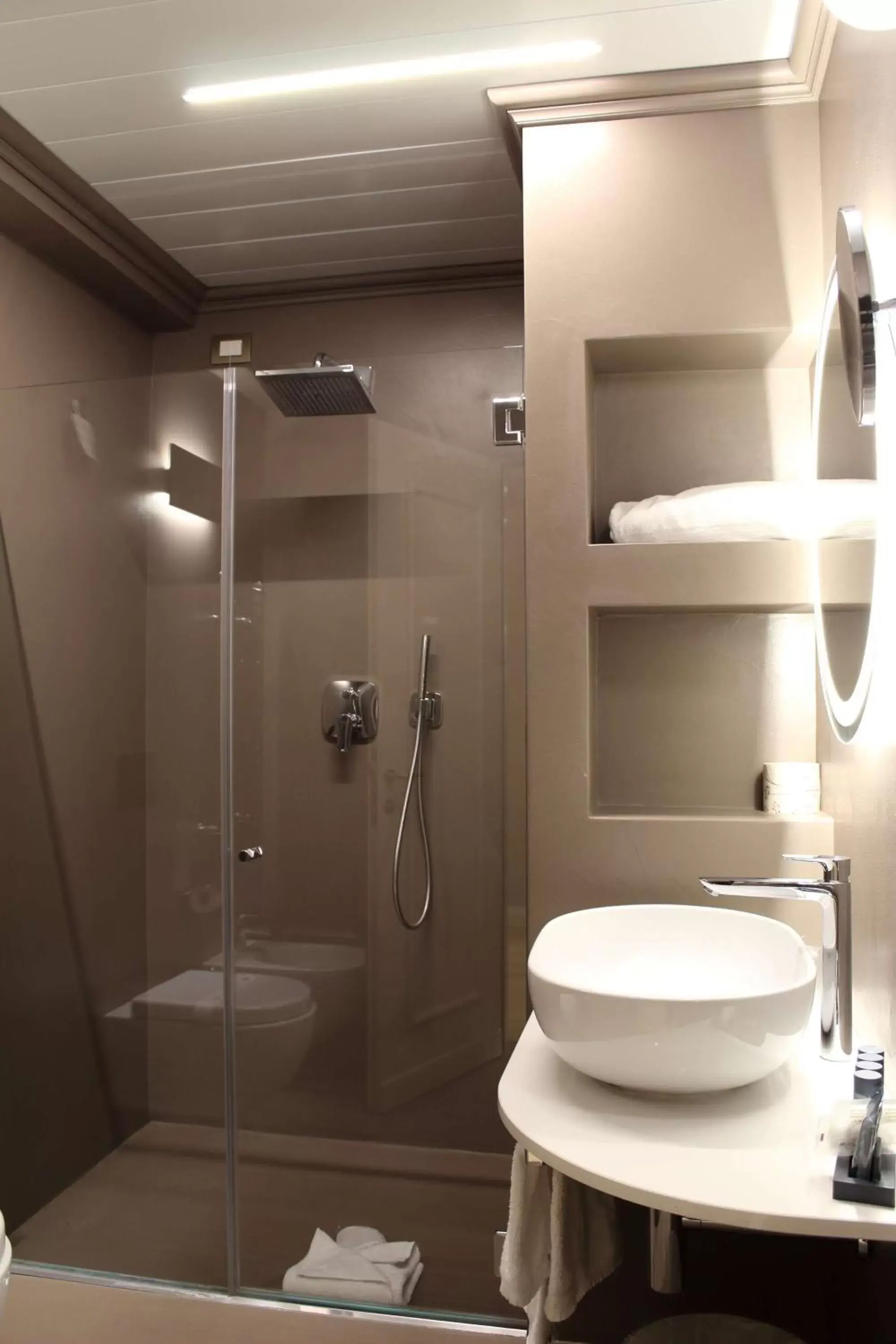 Shower, Bathroom in Best Western Hotel Moderno Verdi