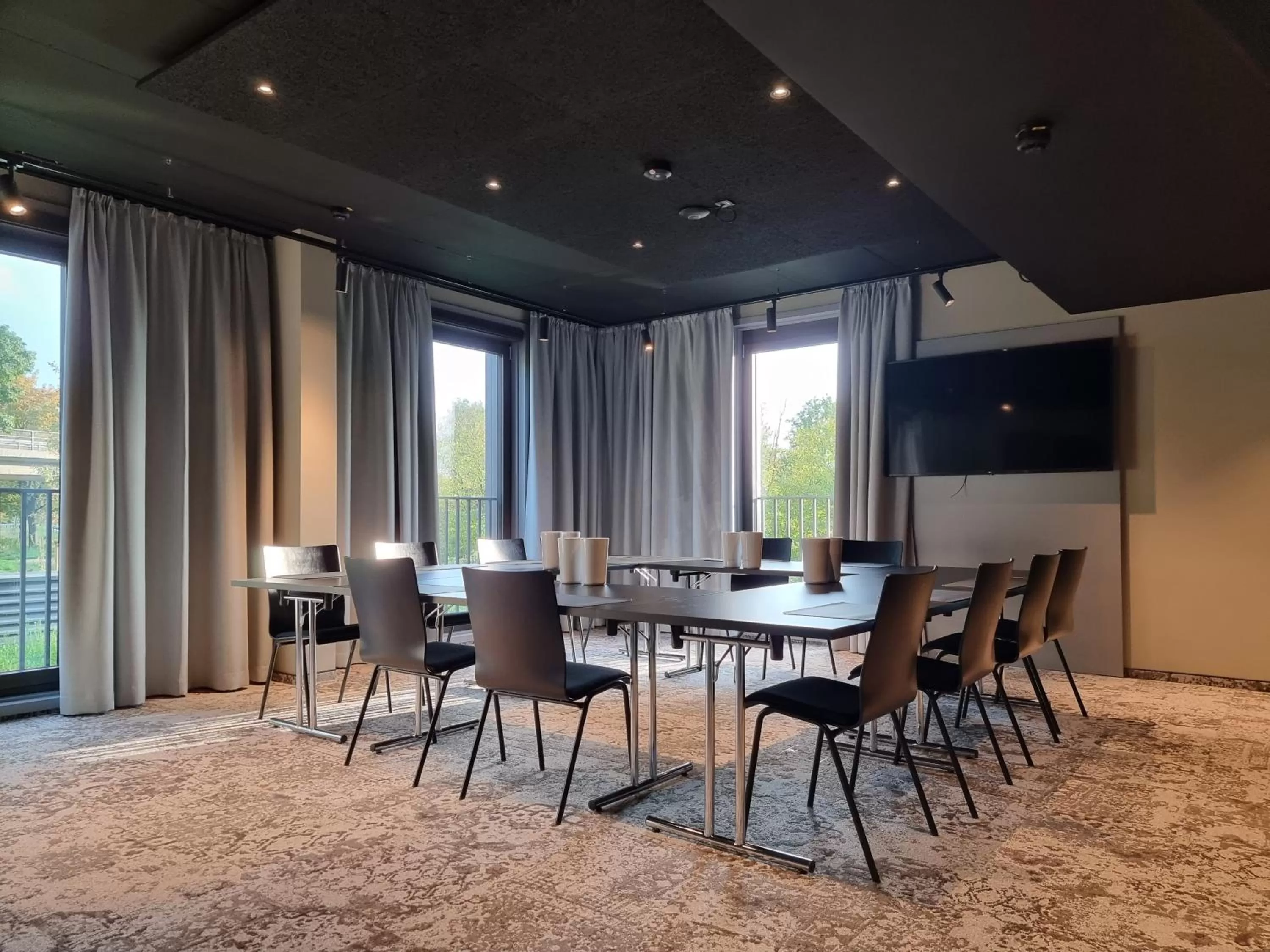 Property building in FreshSuites & Bar