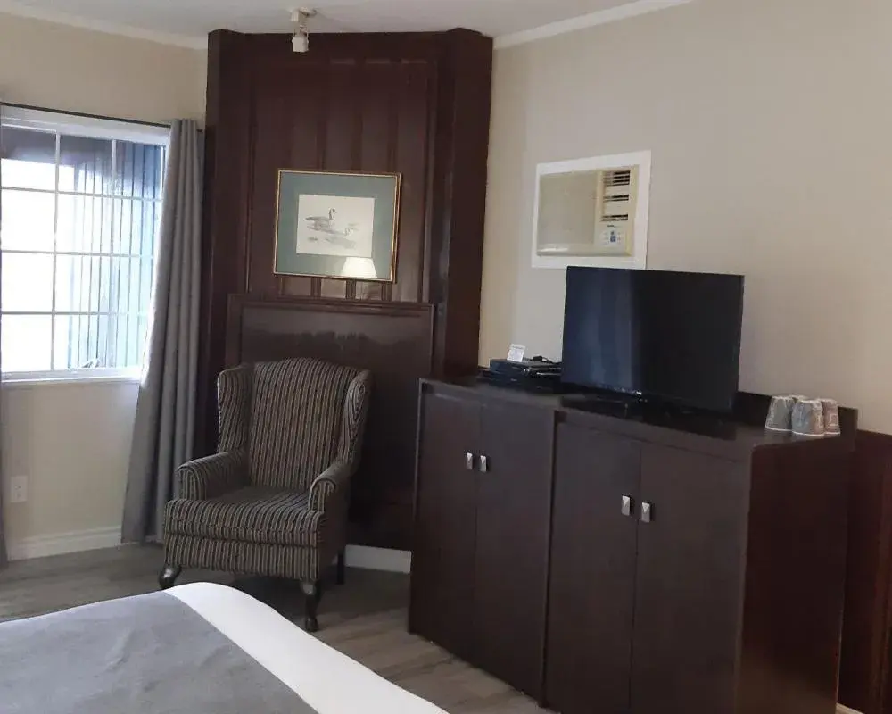 Living room, TV/Entertainment Center in Algonquin Lakeside Inn