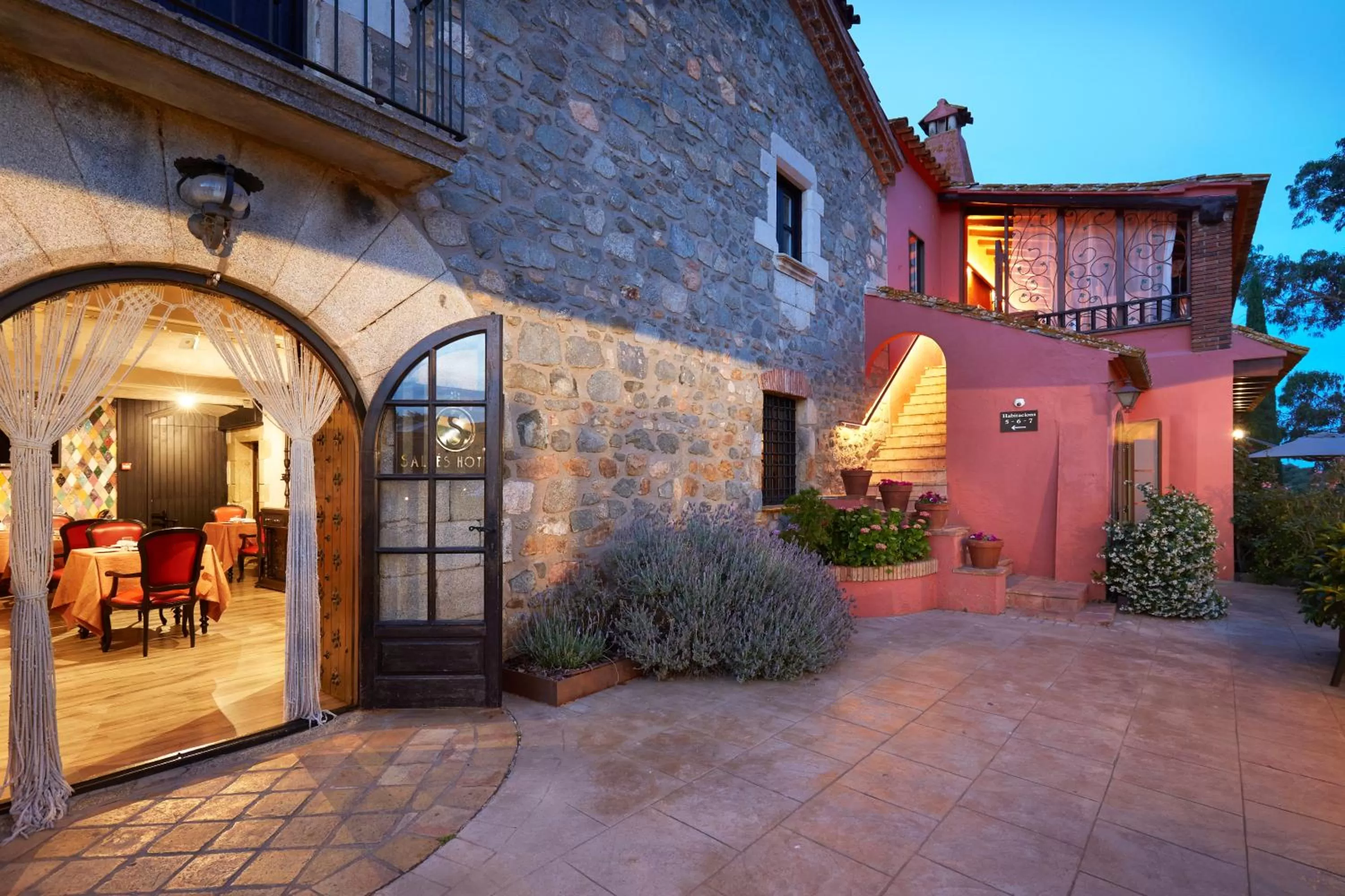 Restaurant/places to eat in Mas Tapiolas