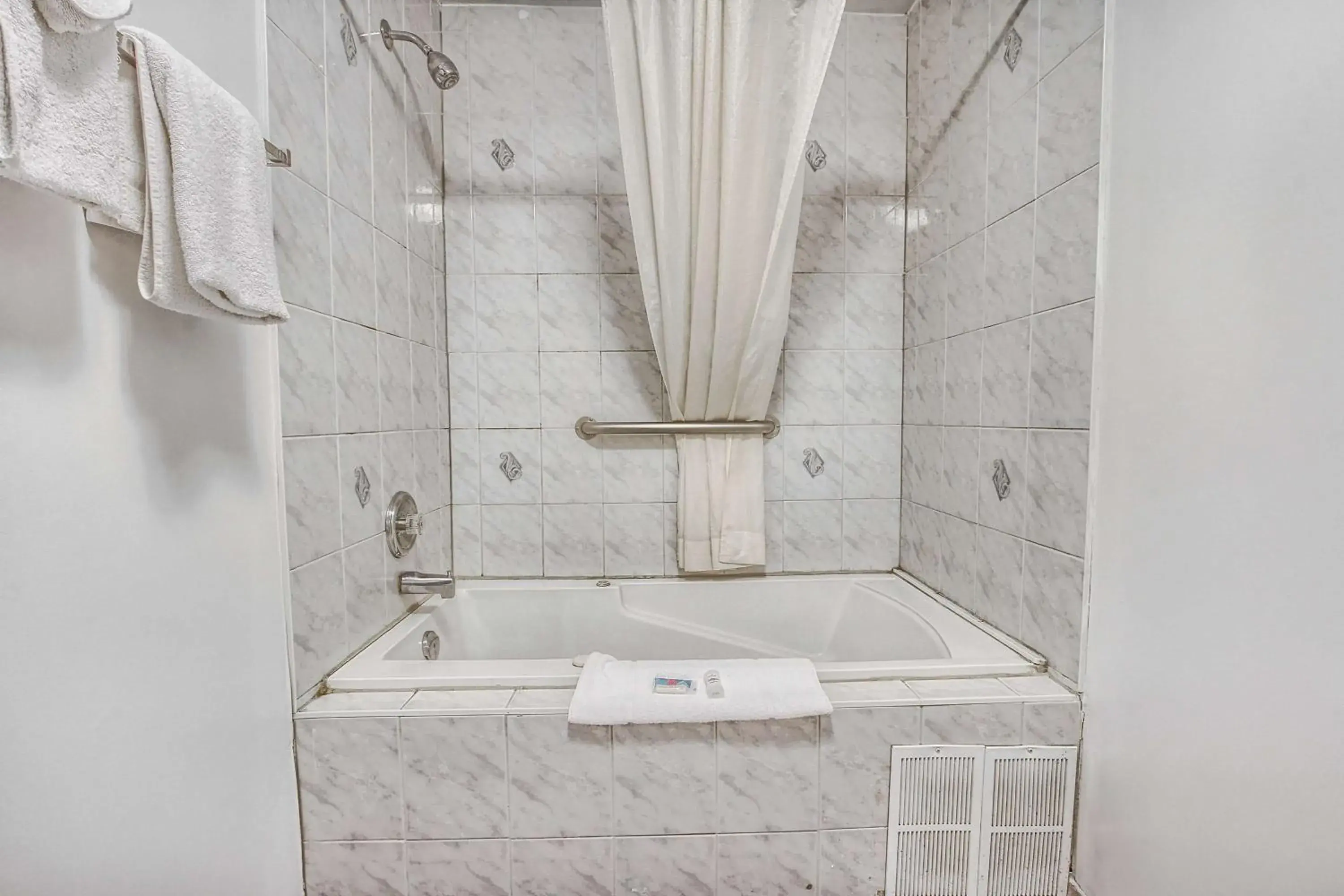 Shower, Bathroom in Motel 6-Windsor, ON