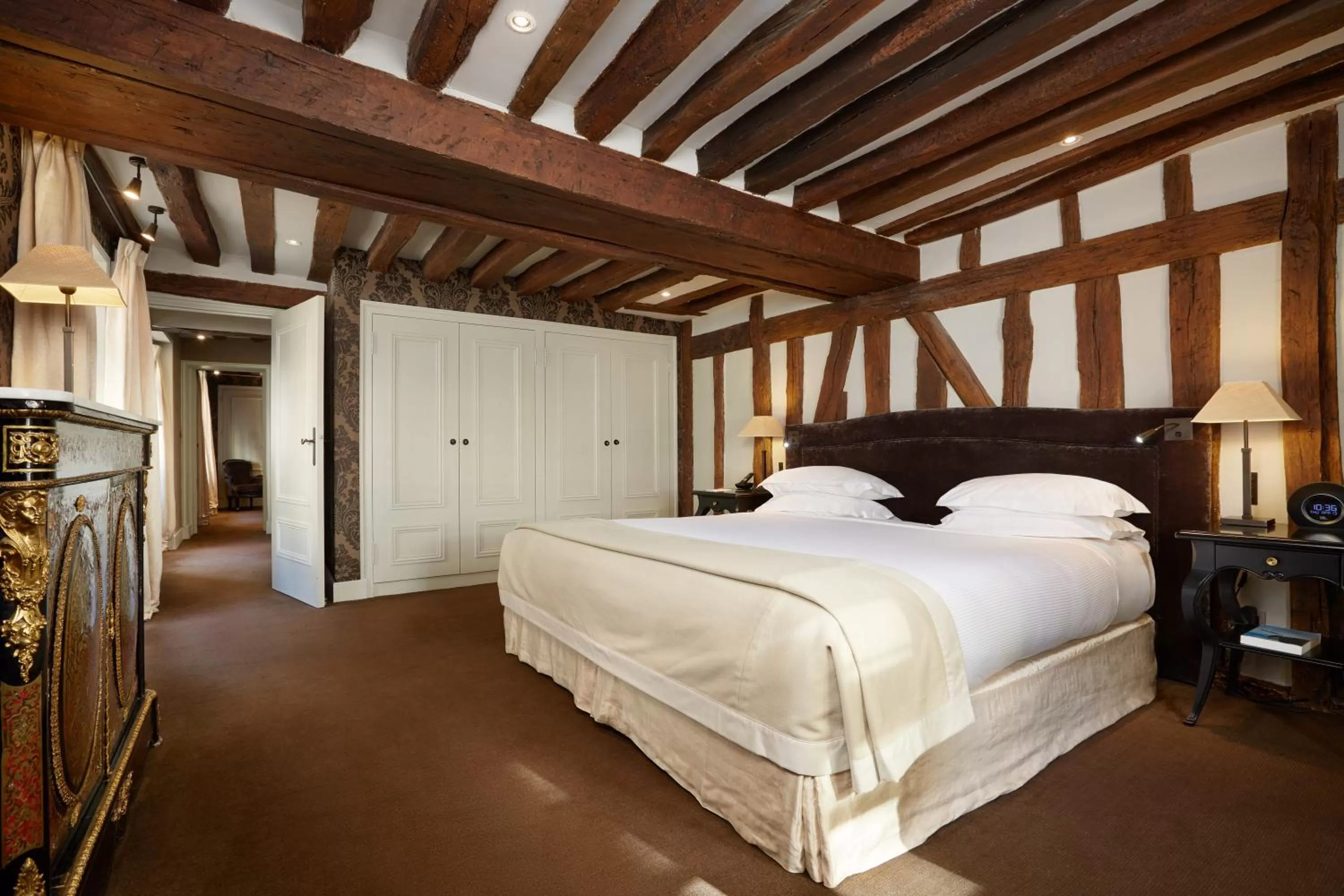 Photo of the whole room, Bed in Le Pavillon de la Reine & Spa, Place des Vosges