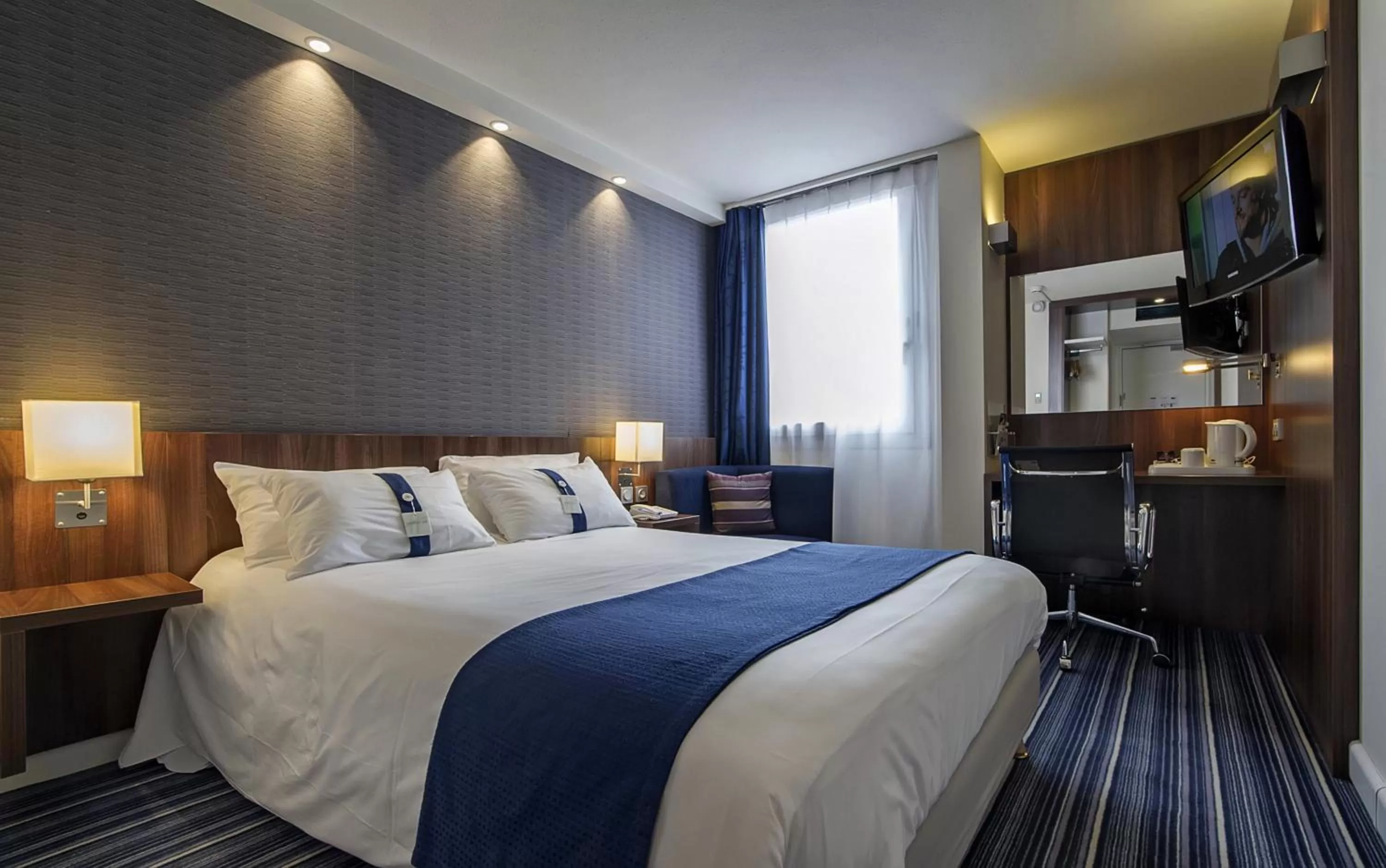 Photo of the whole room, Bed in Holiday Inn Express Lille Centre by IHG