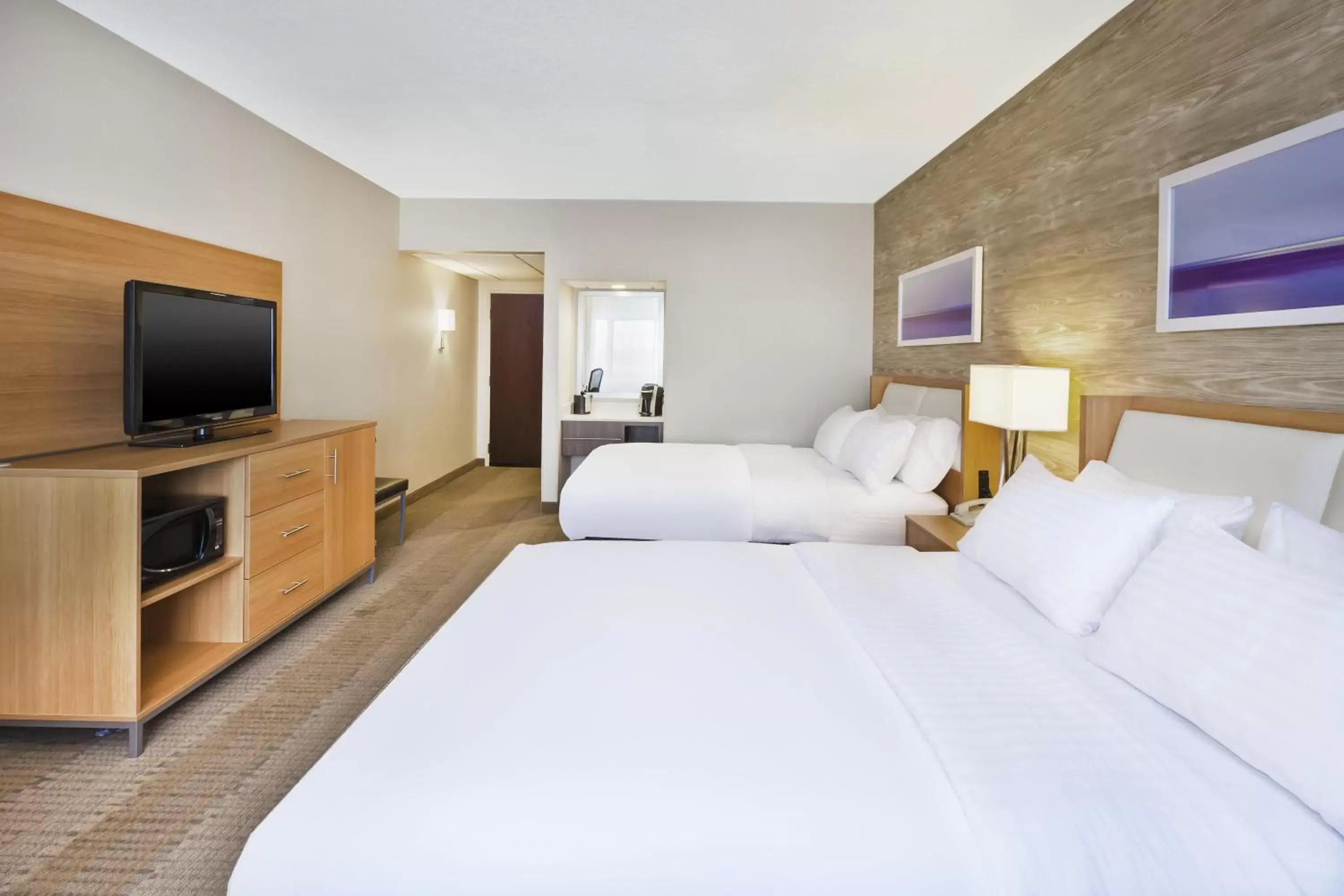 Photo of the whole room, Bed in Holiday Inn Rapid City - Rushmore Plaza, an IHG Hotel