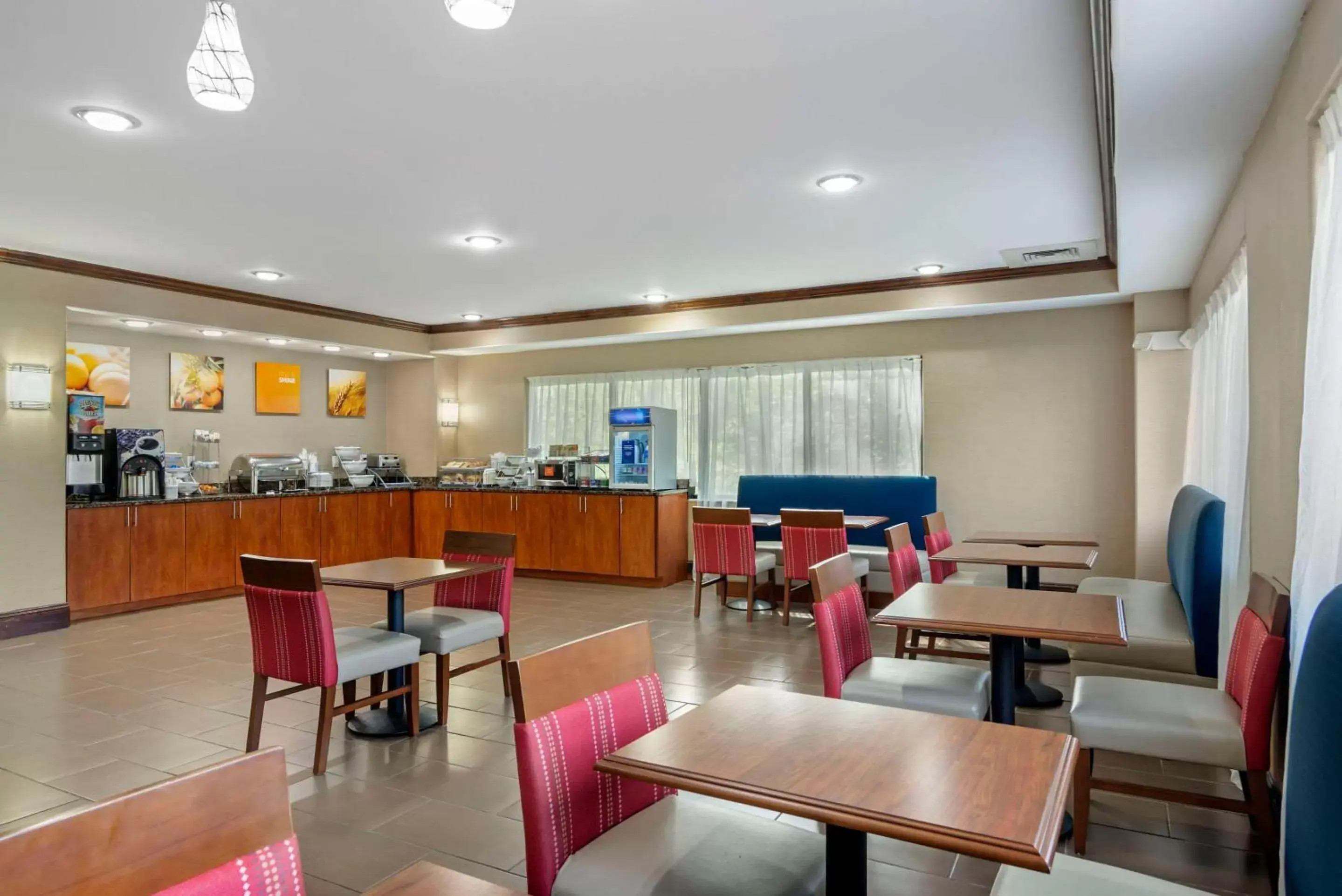 Breakfast, Restaurant/Places to Eat in Comfort Suites at Kennesaw State University