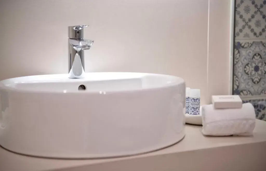 Toilet, Bathroom in Hotel Cristal Porto