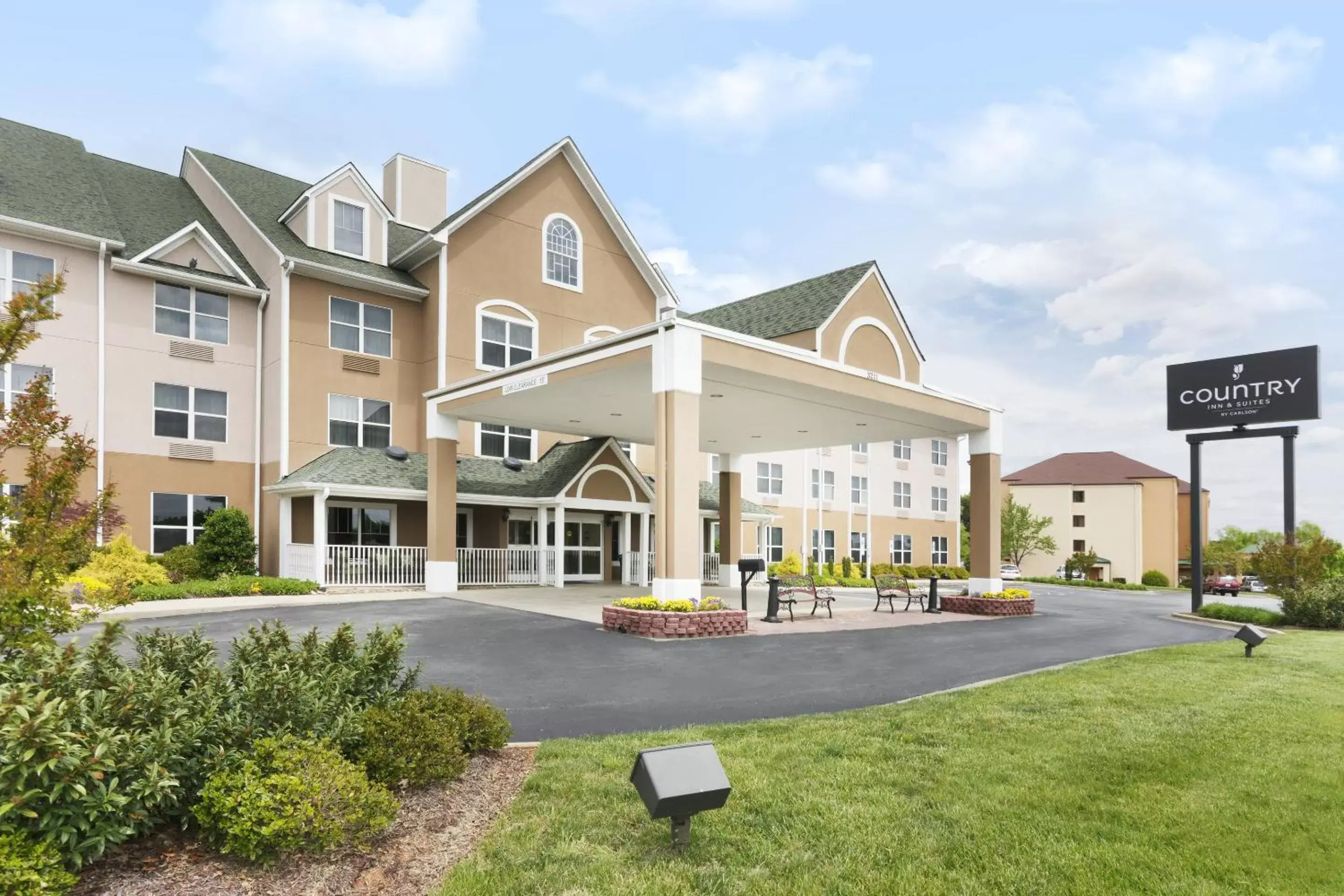 Facade/entrance, Property Building in Country Inn & Suites by Radisson, Burlington (Elon), NC