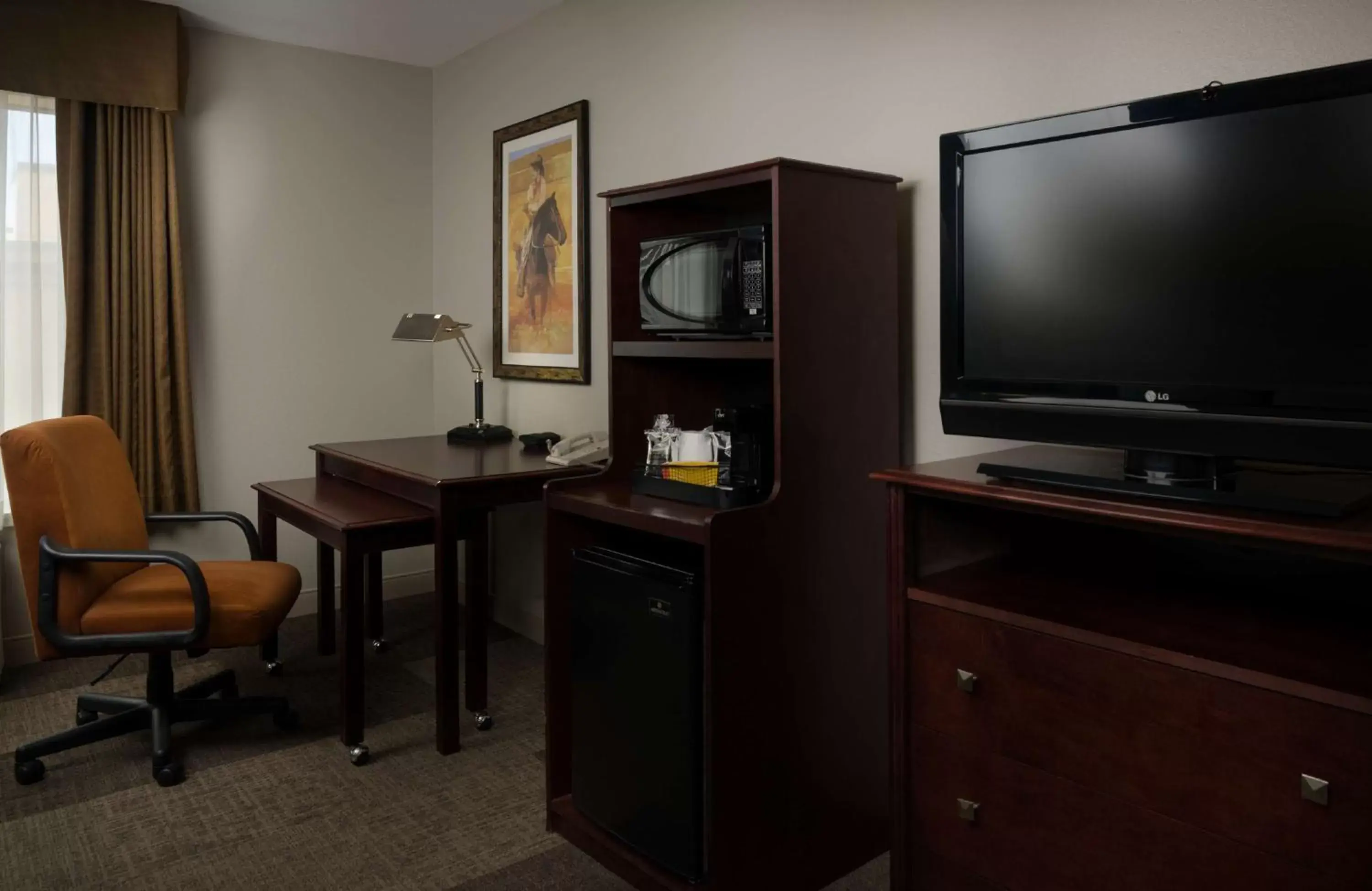 Bed, TV/Entertainment Center in Hampton Inn & Suites Altus