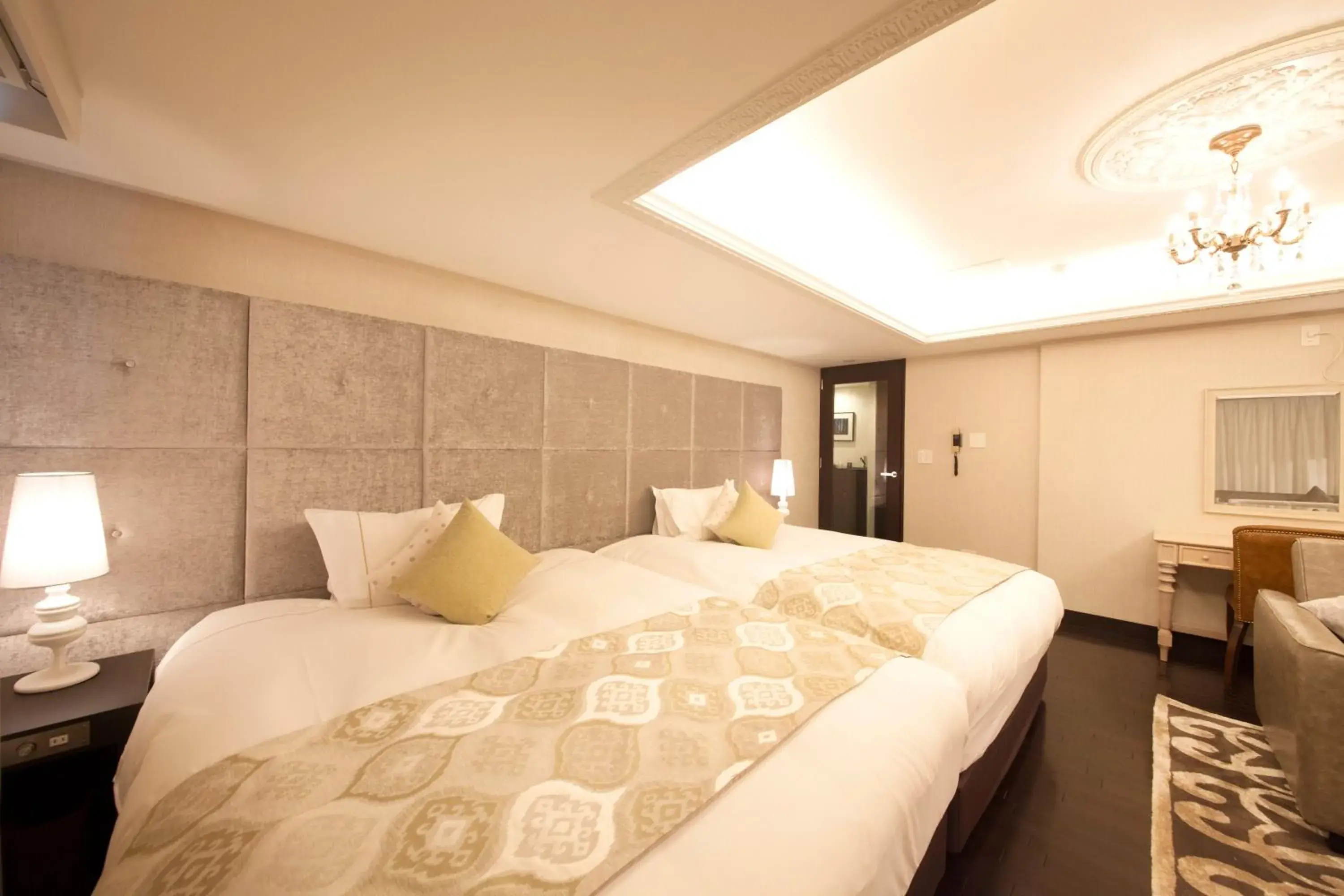 Photo of the whole room, Bed in The Centurion Classic Akasaka