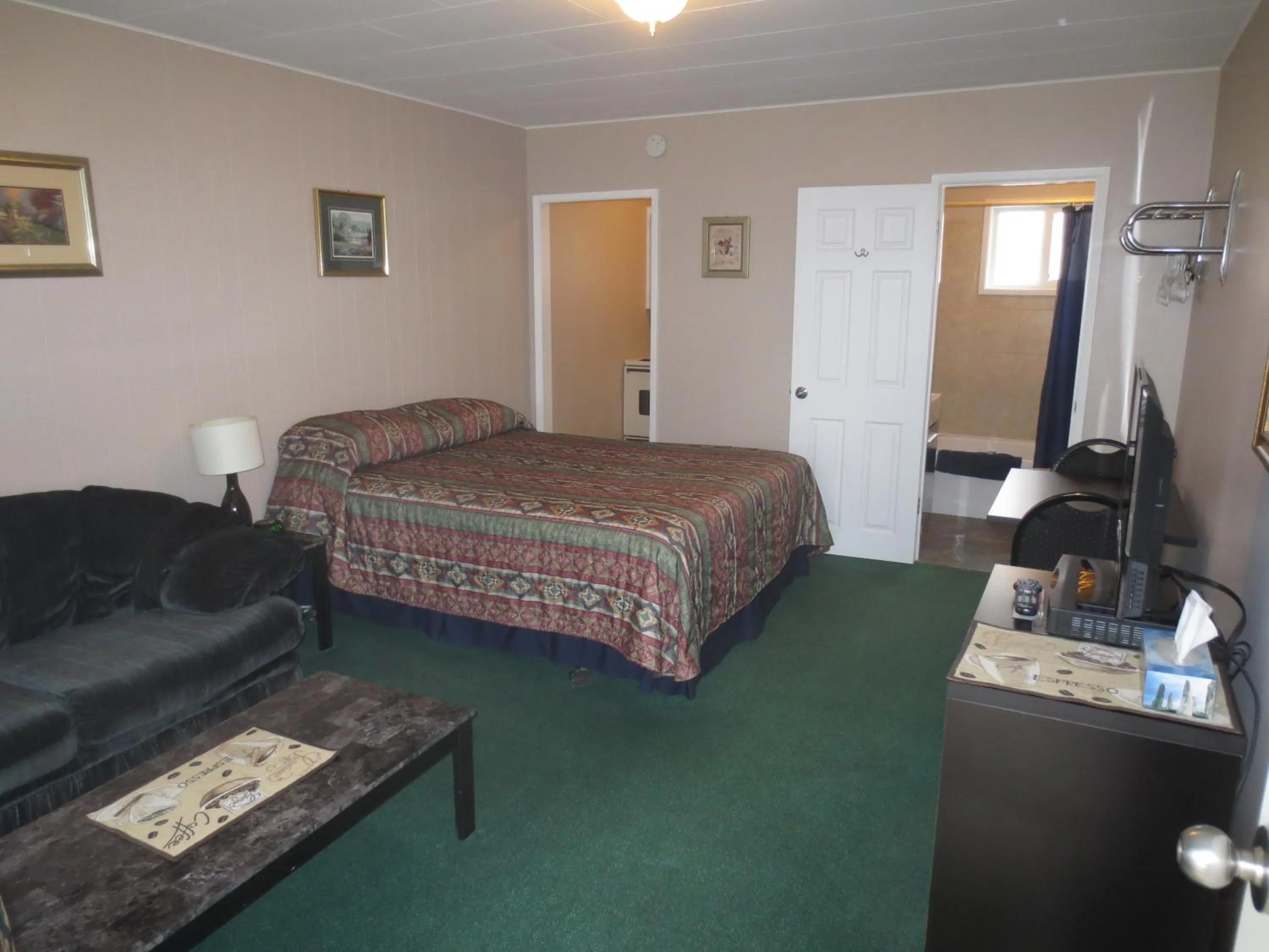 Bedroom, Bed in Overlander Motel