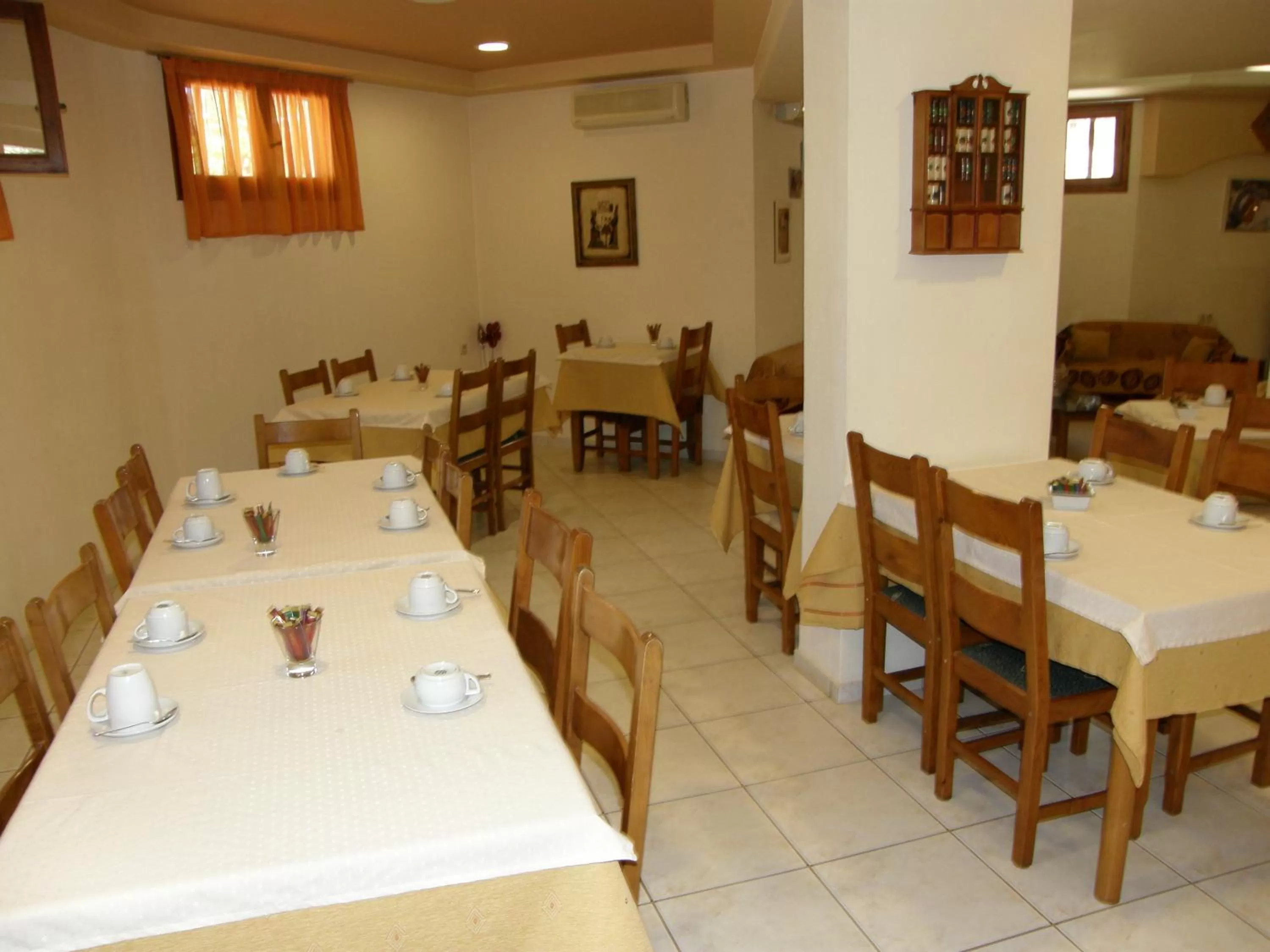 Restaurant/places to eat in Megim Hotel