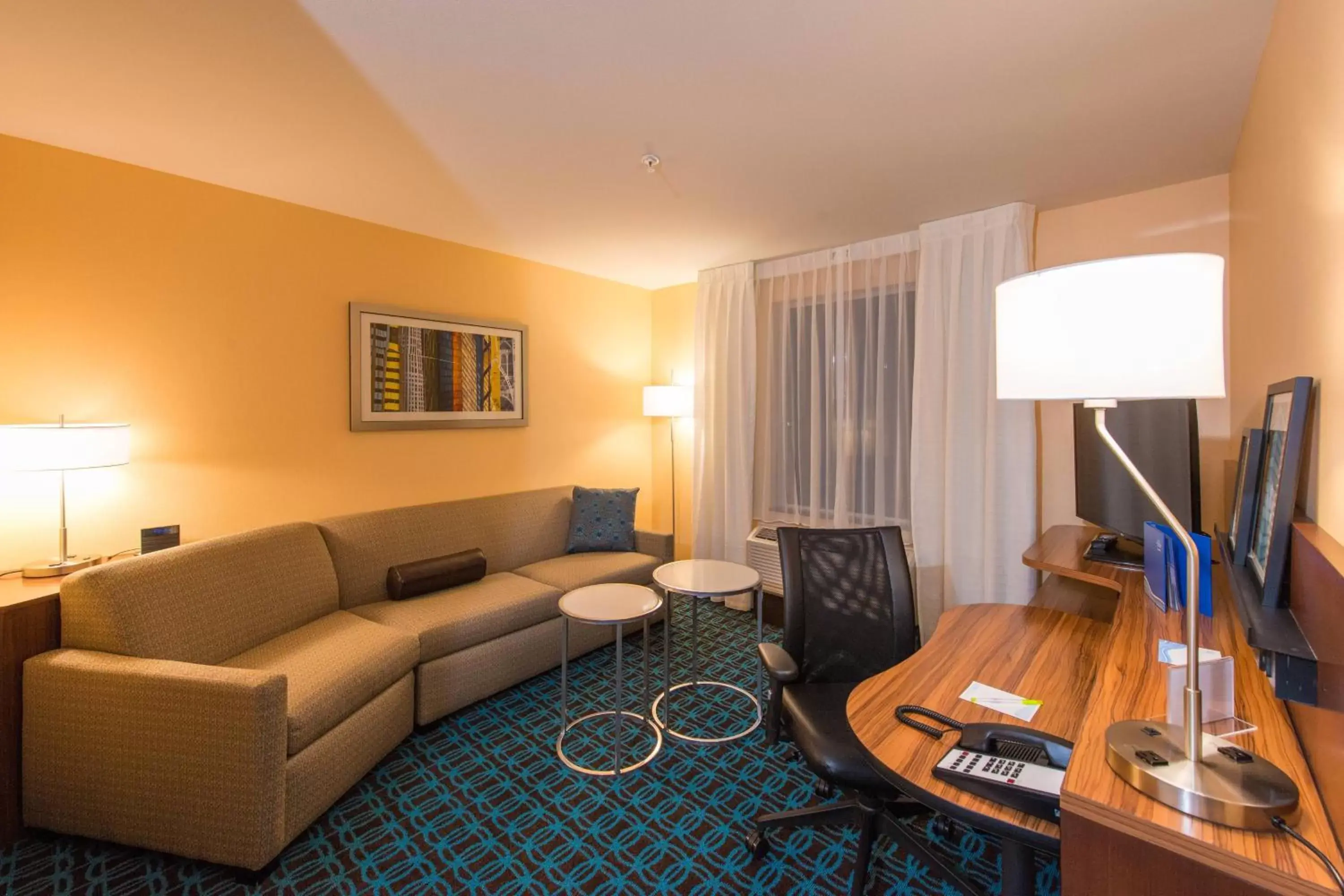 Living room, Seating Area in Fairfield Inn & Suites by Marriott Atmore