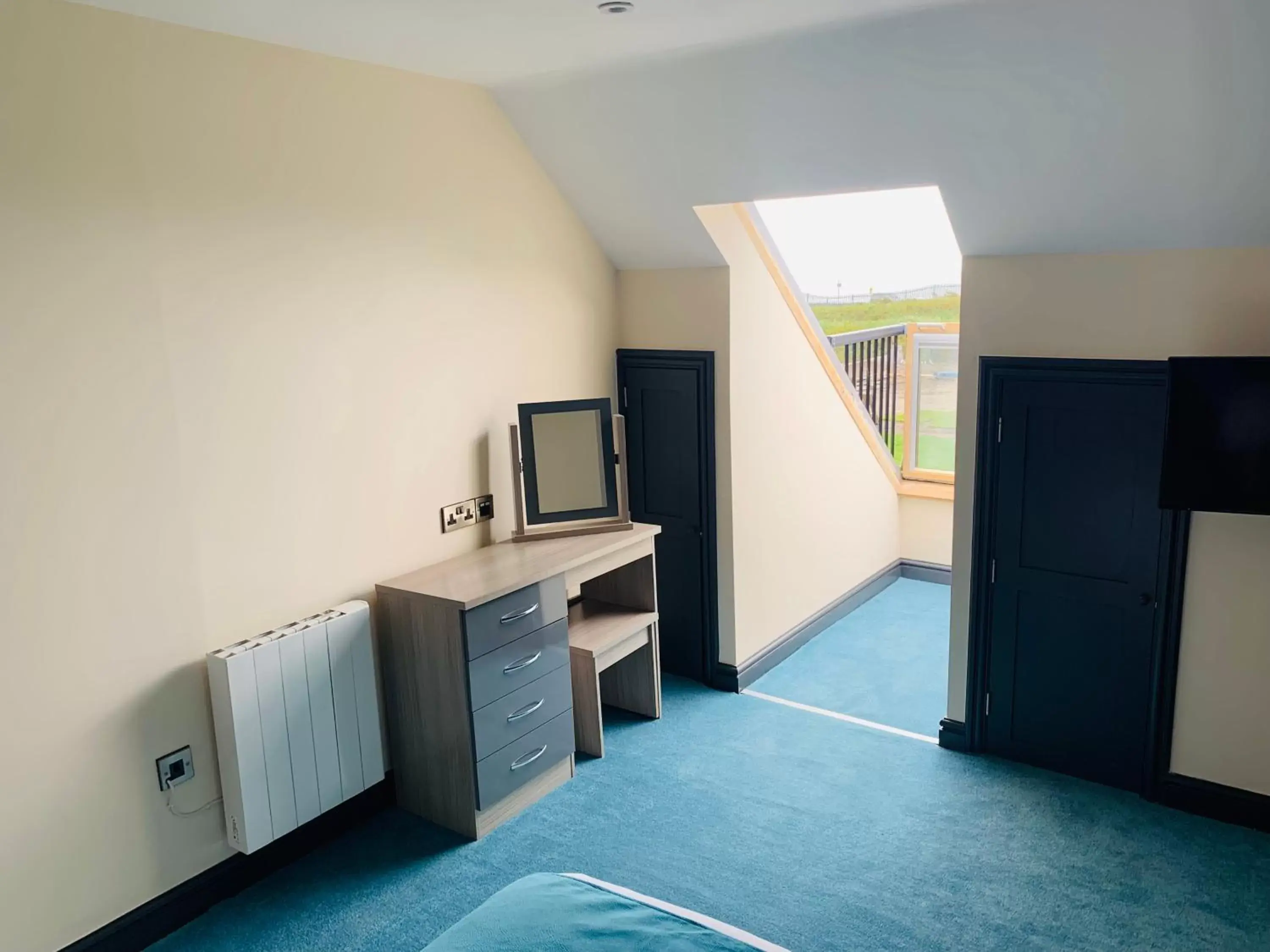 Bedroom, TV/Entertainment Center in Barmouth Beach Club