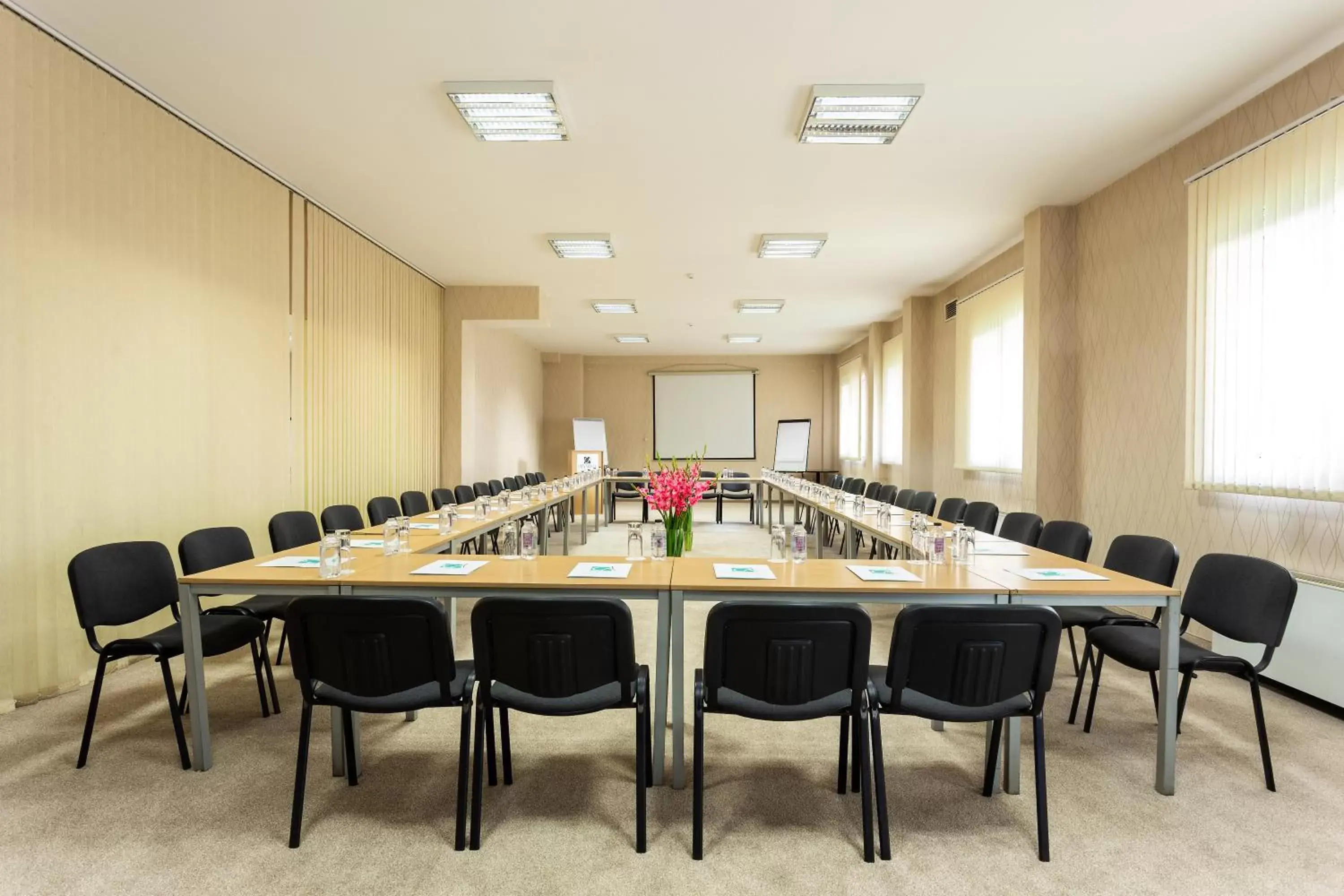 Business facilities in City Avenue Hotel by HMG