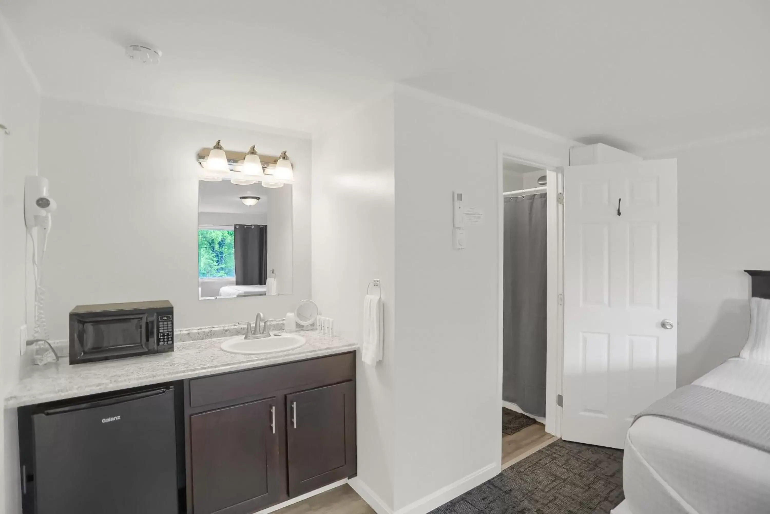 Shower, TV/Entertainment Center in Halifax Inn