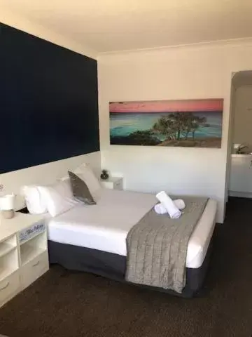 Bed in Blue Pelican Motel