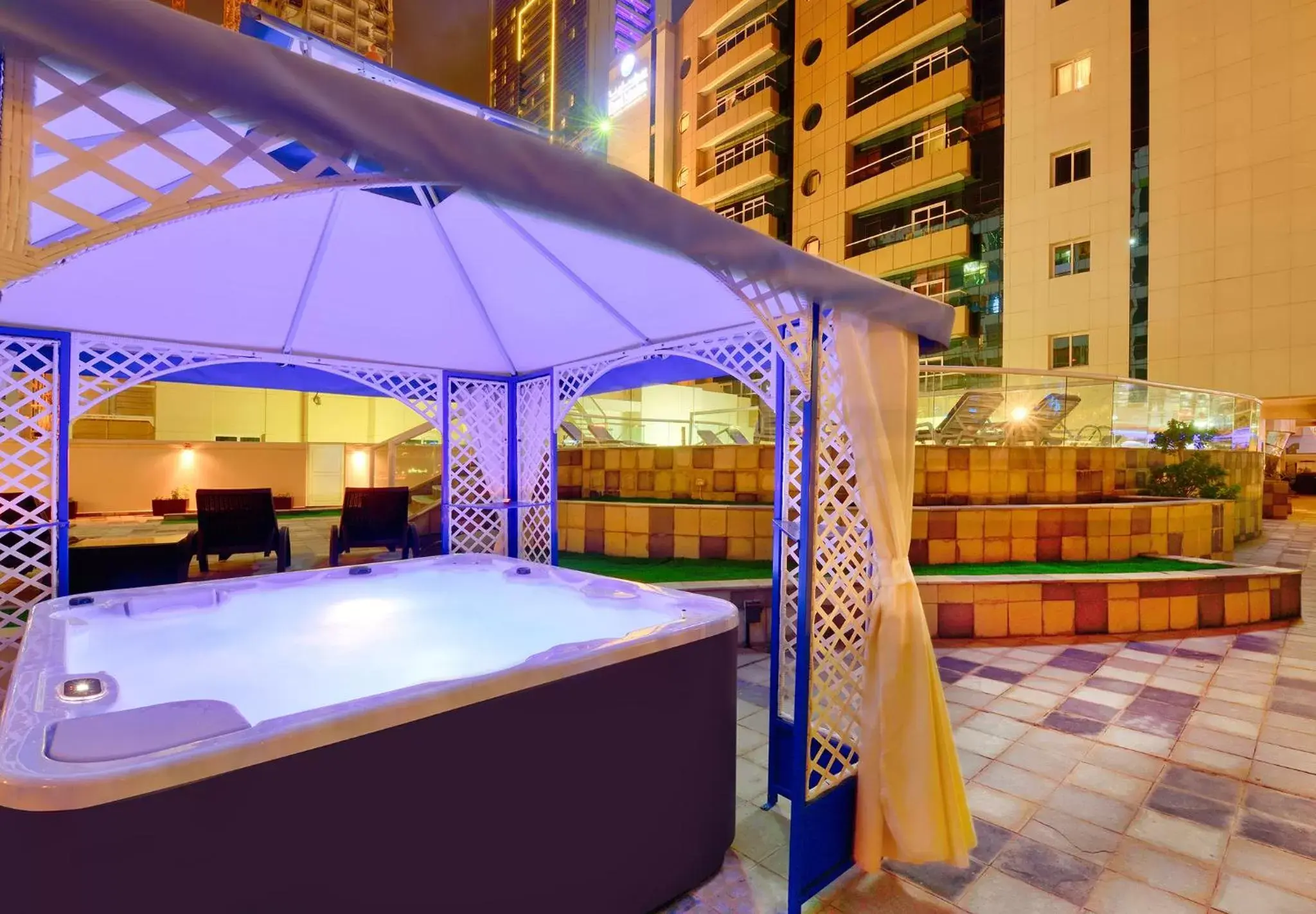 Swimming pool in Pearl Marina Hotel Apartments