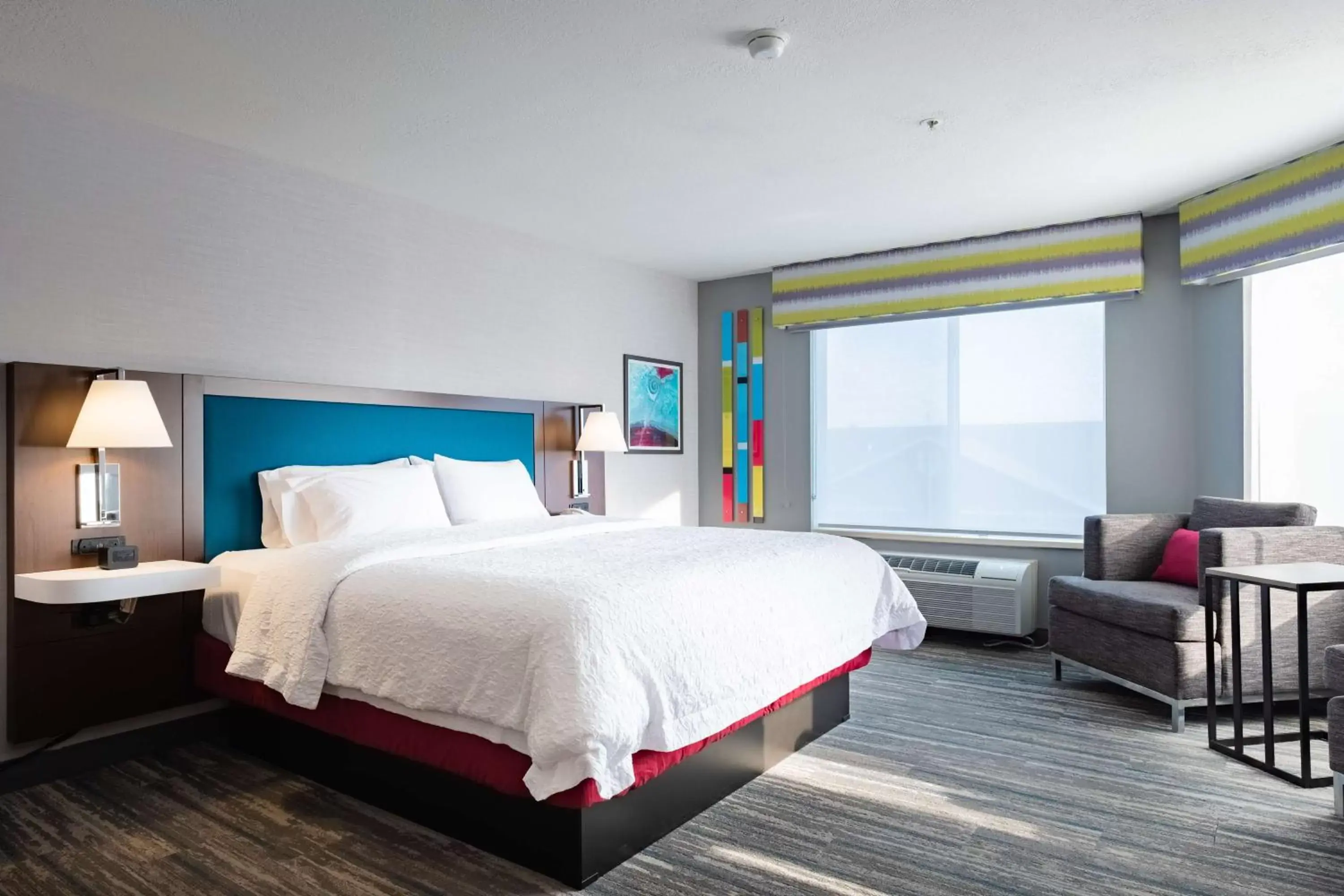 Bed in Hampton Inn & Suites Salt Lake City Airport