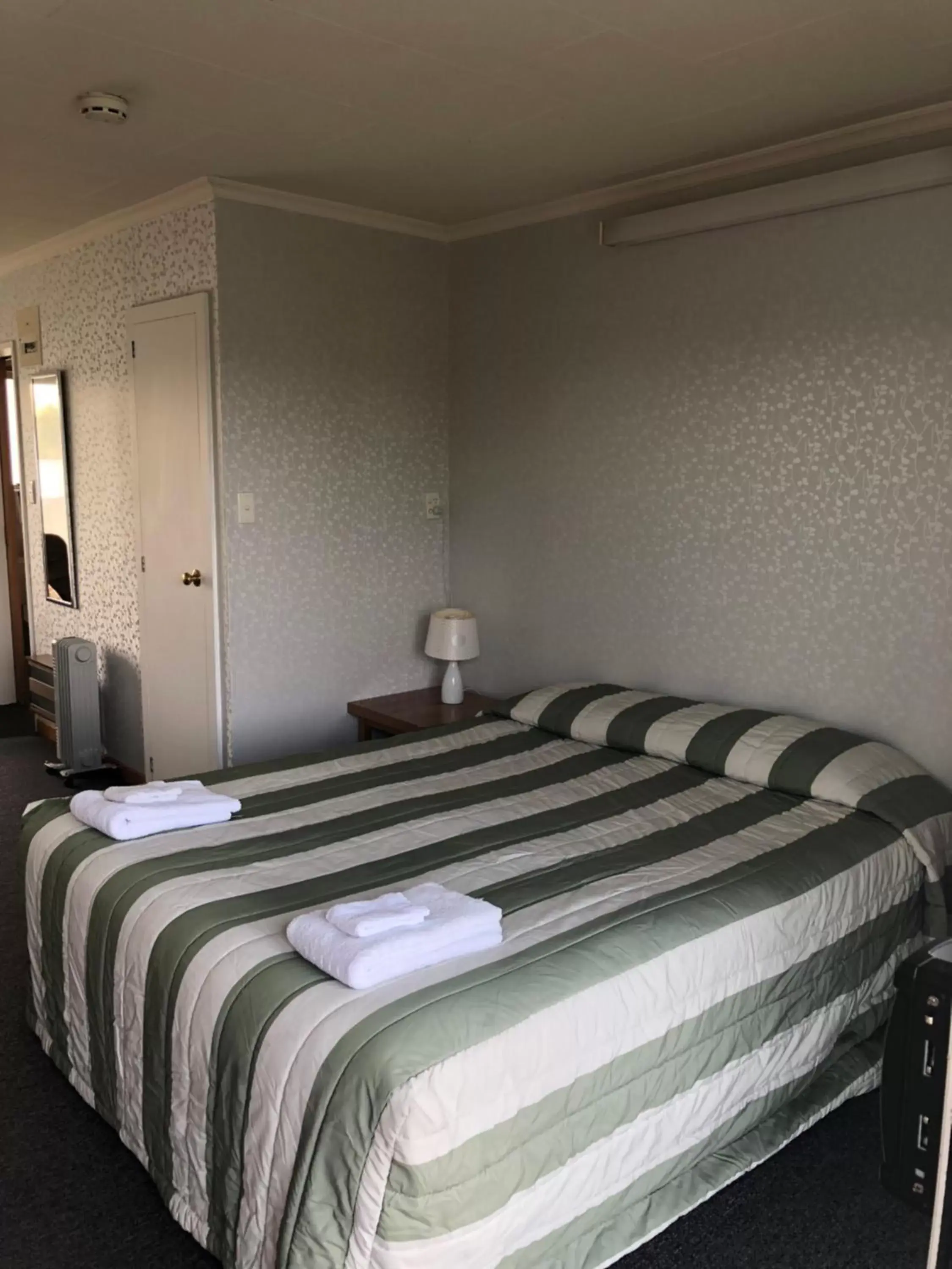 Bed in Lilybrook Motel