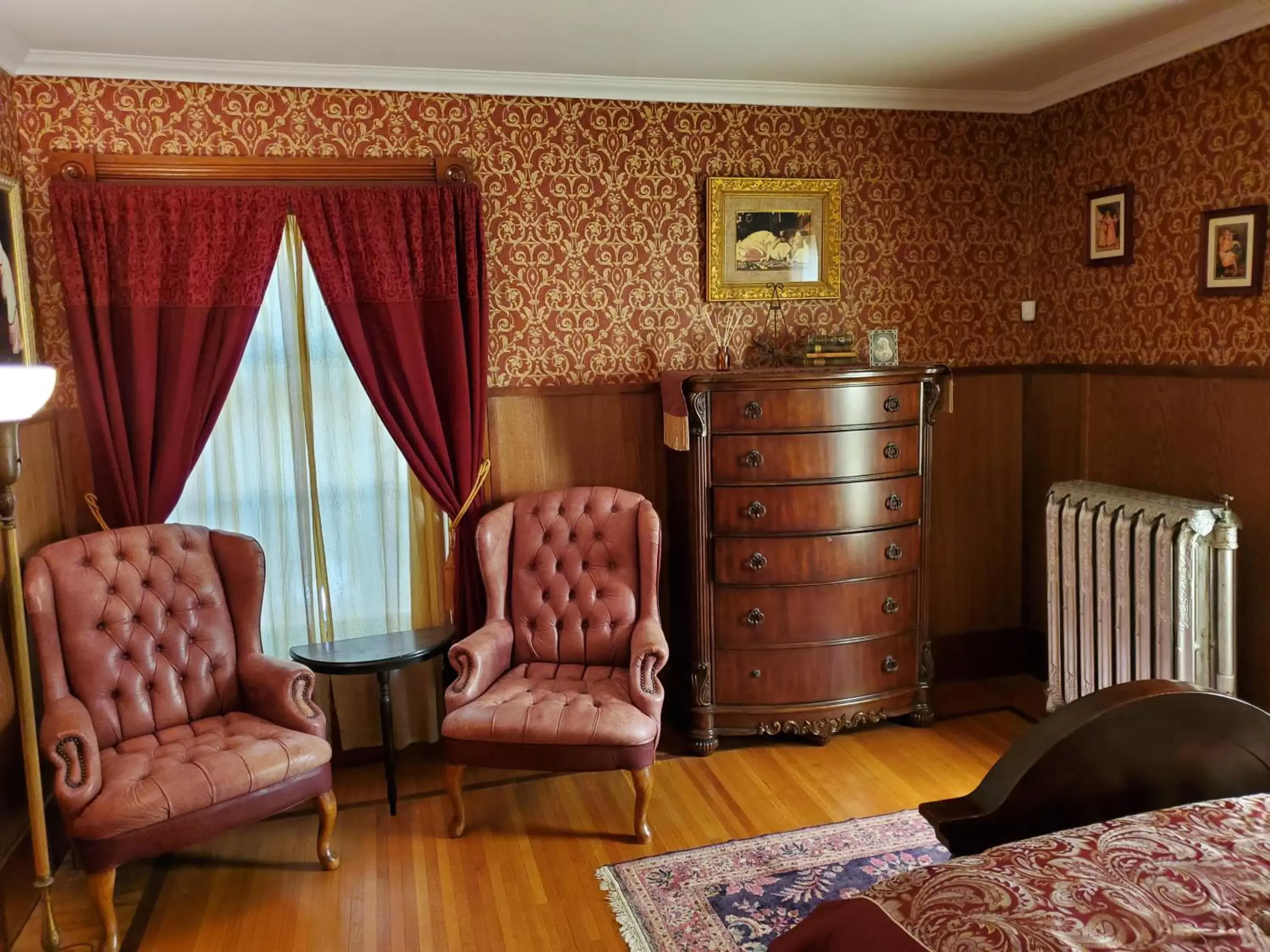 Bed, Seating Area in Historic Victorian Inn