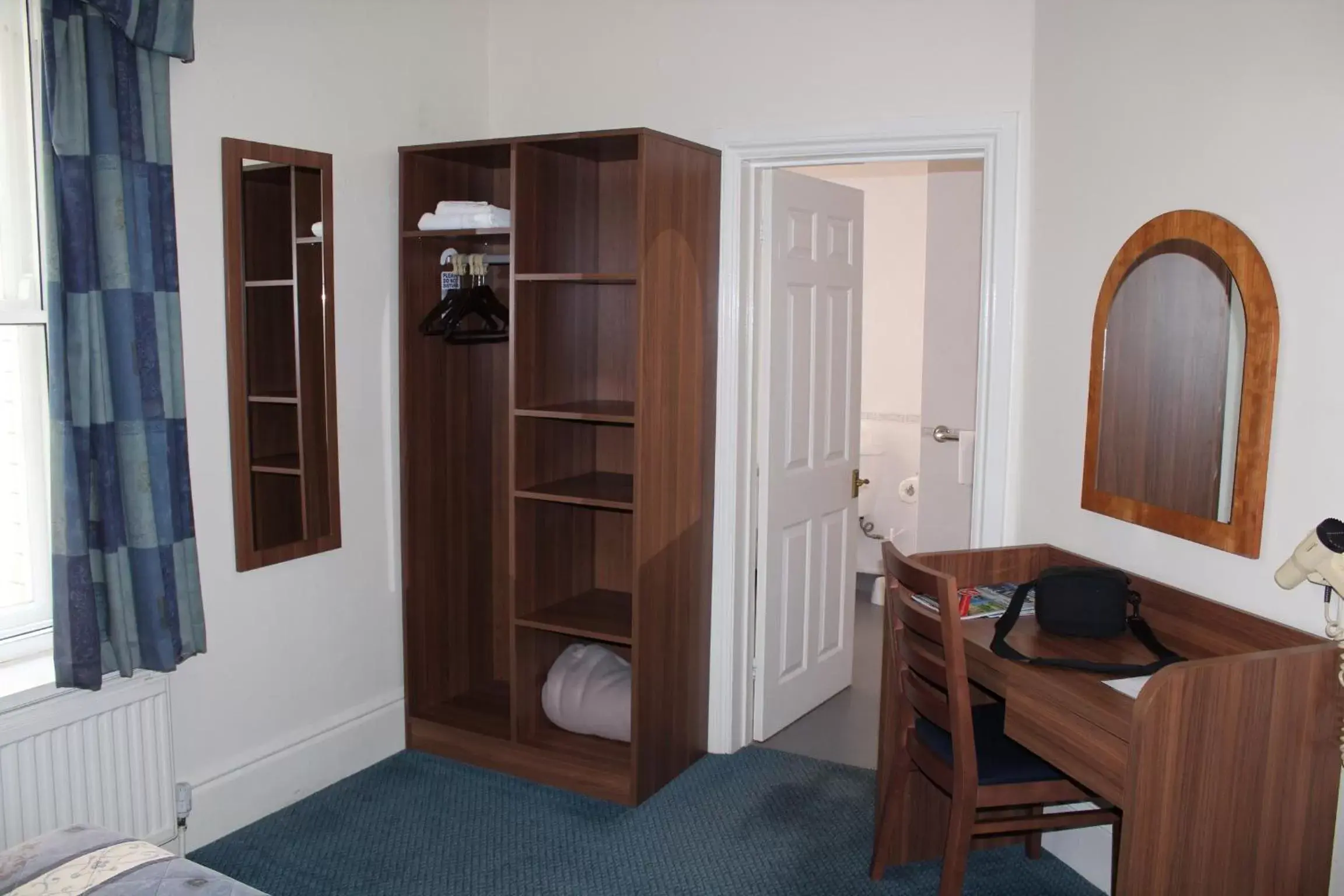 Bedroom, TV/Entertainment Center in Discovery Inn - Leeds