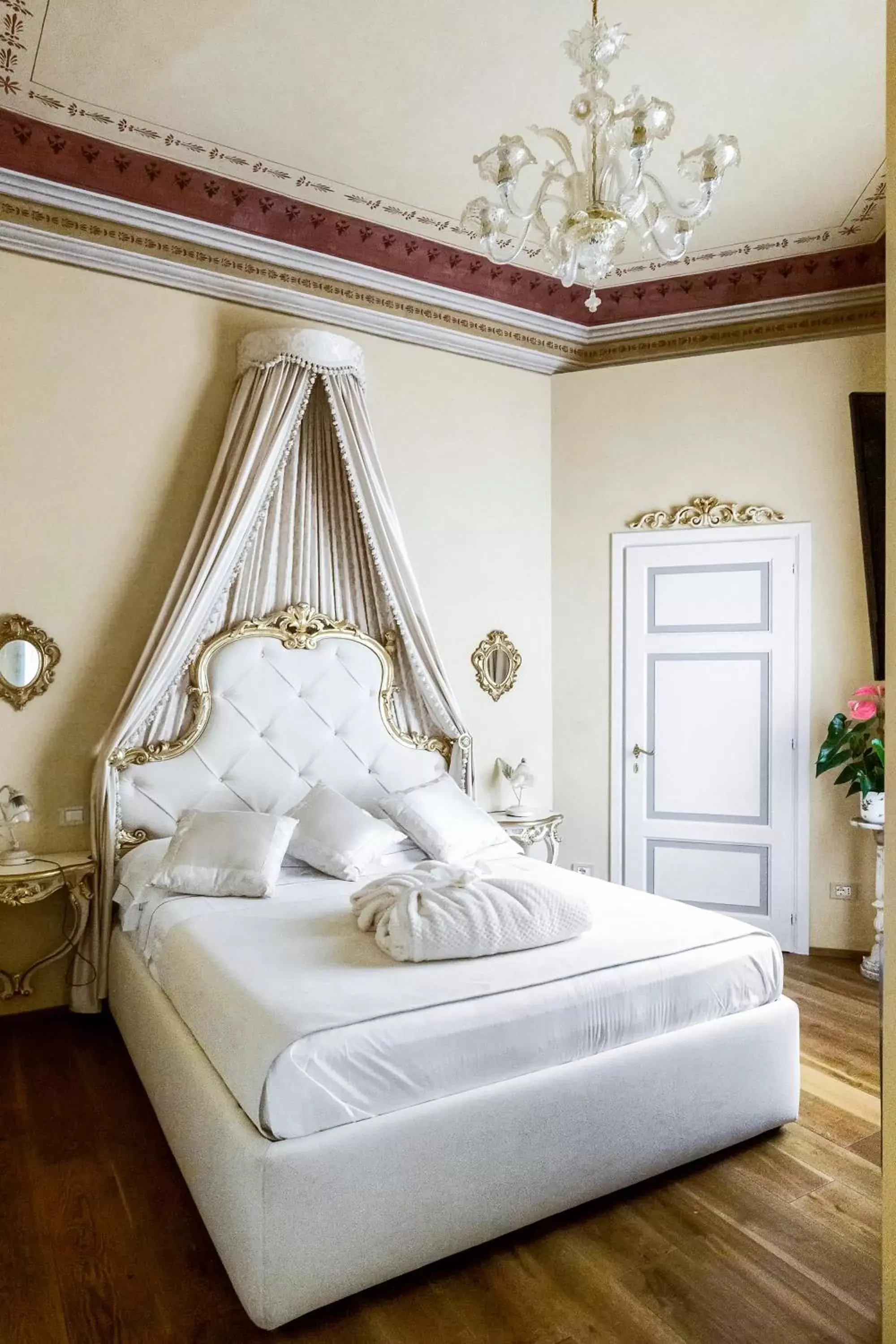 Photo of the whole room, Bed in Residenza d'Epoca Palazzo Borghesi