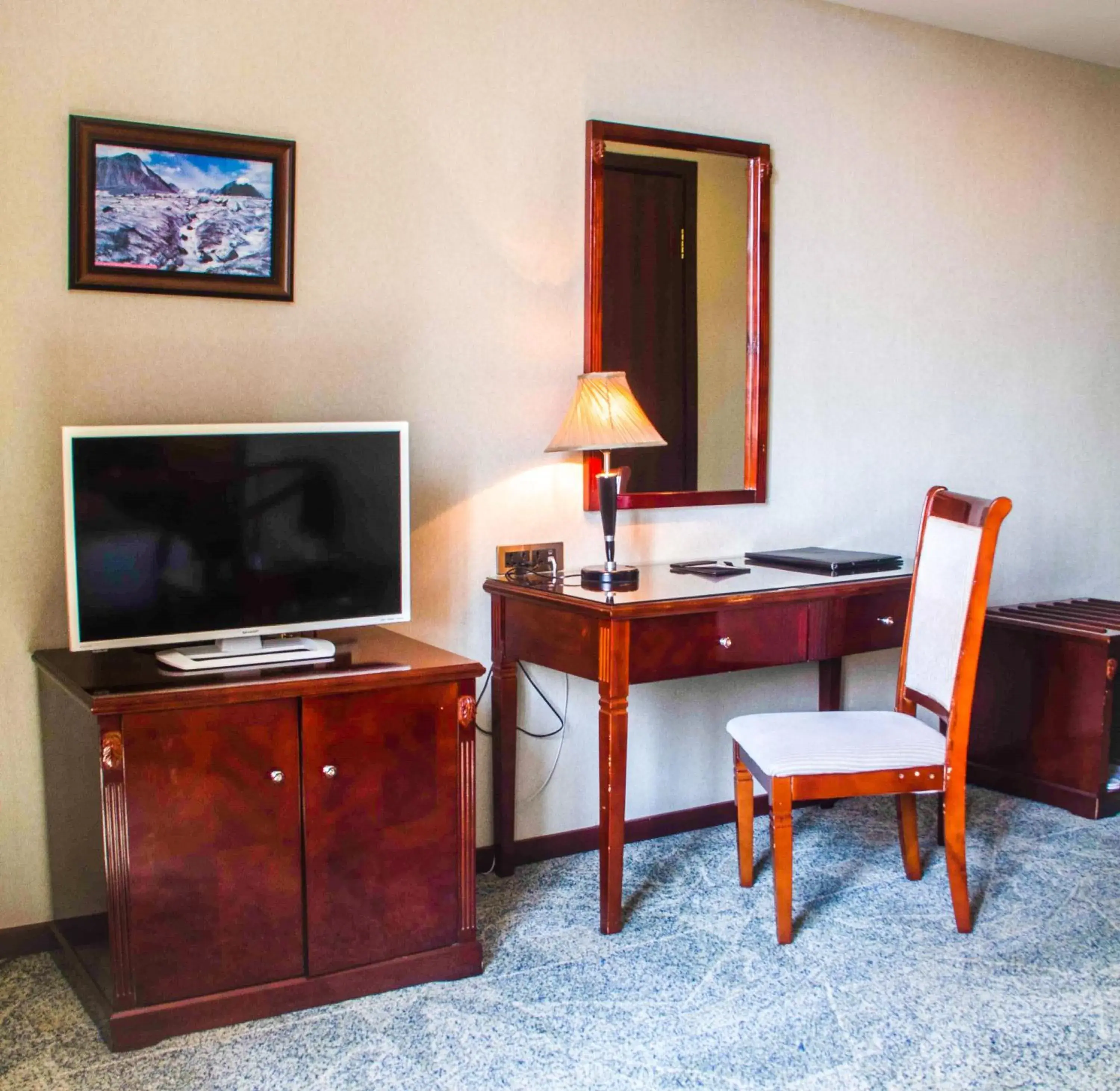 TV and multimedia, TV/Entertainment Center in Springs Hotel