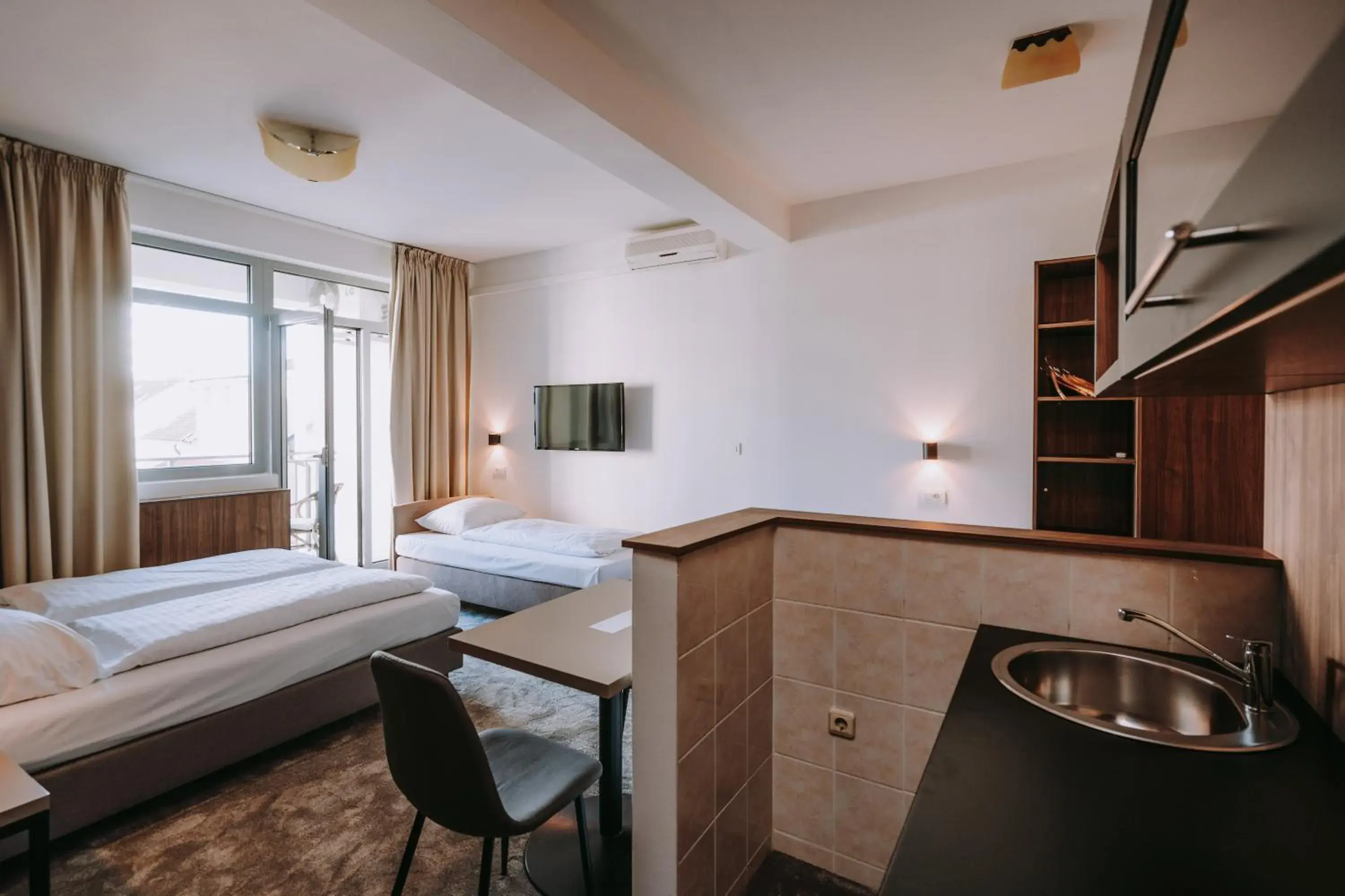 Bed, Kitchen/Kitchenette in Hotel Sliško