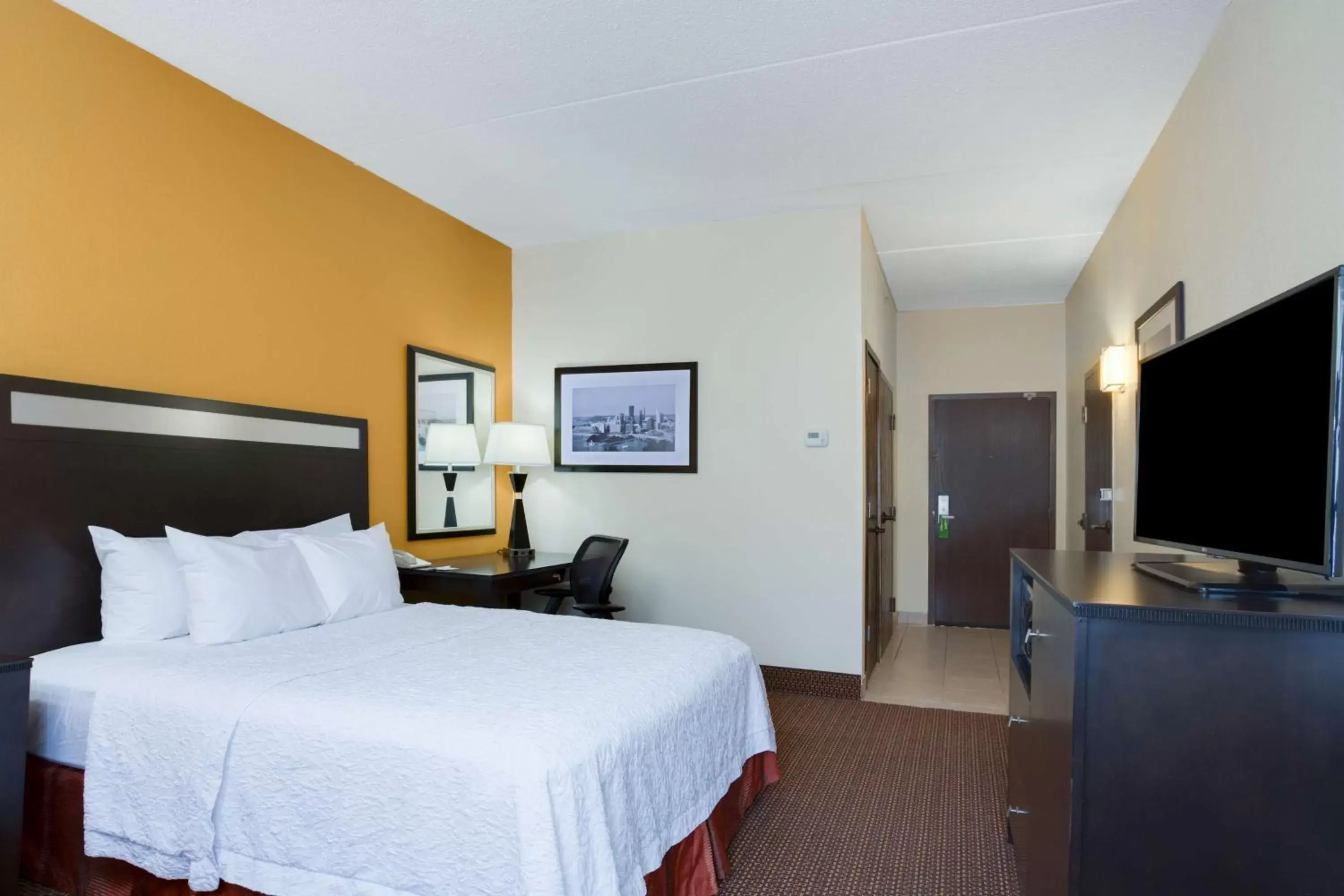 Bedroom, Bed in Hampton Inn Pittsburgh/West Mifflin