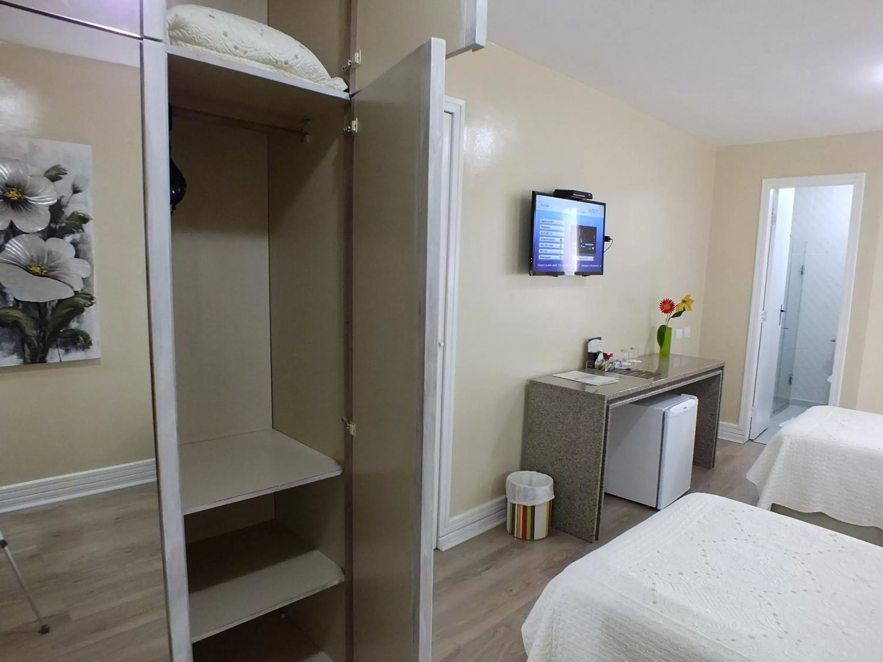 Bedroom, TV/Entertainment Center in Nacional Inn Curitiba Torres