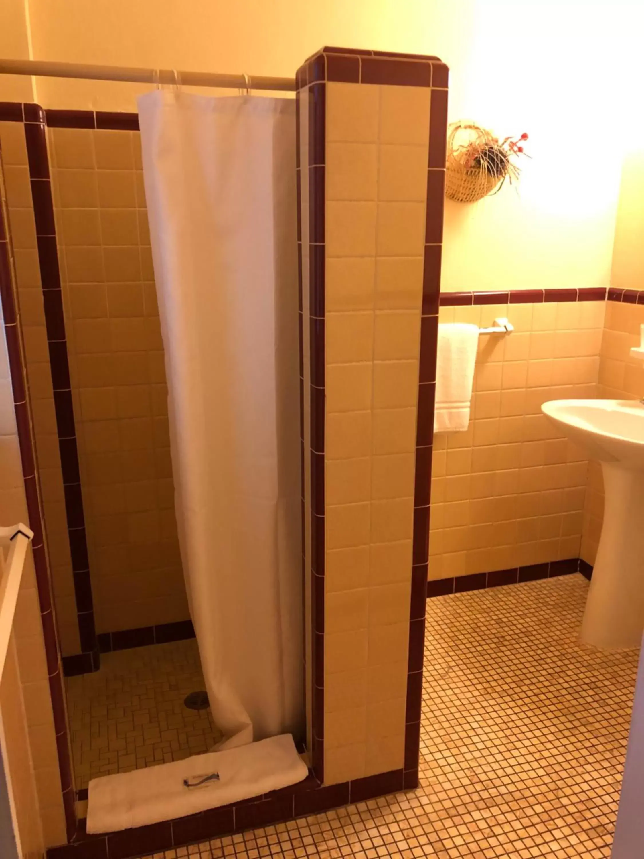 Bathroom in Arvilla Motel