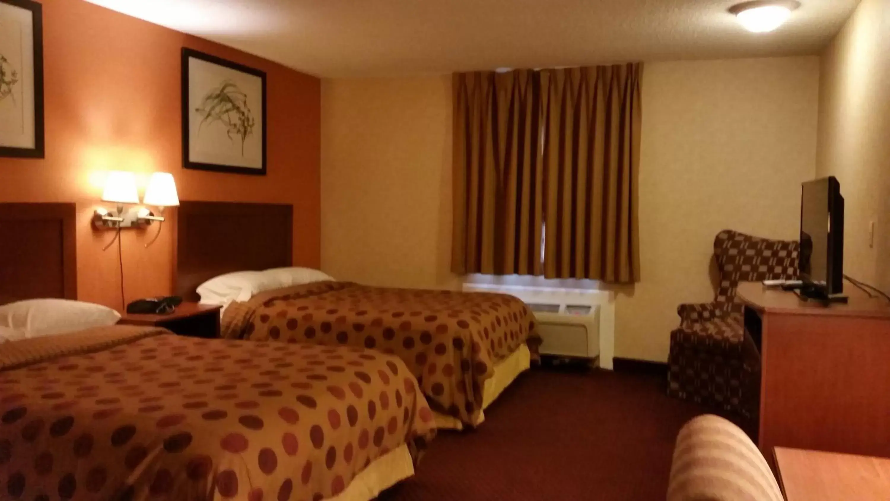 Photo of the whole room, Bed in Americas Best Value Inn Foxboro