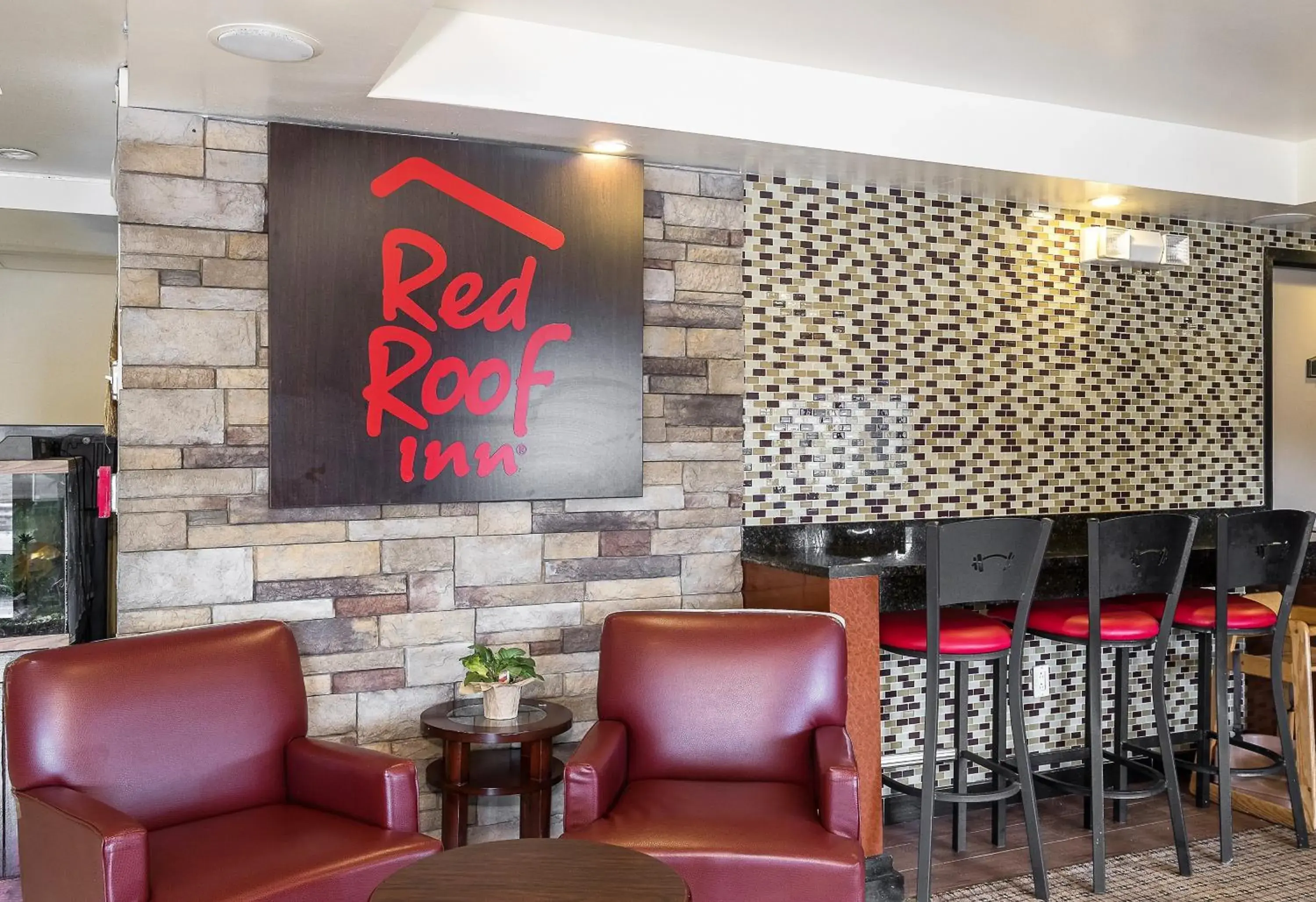 Lobby or reception, Lounge/Bar in Red Roof Inn Hartford - Vernon