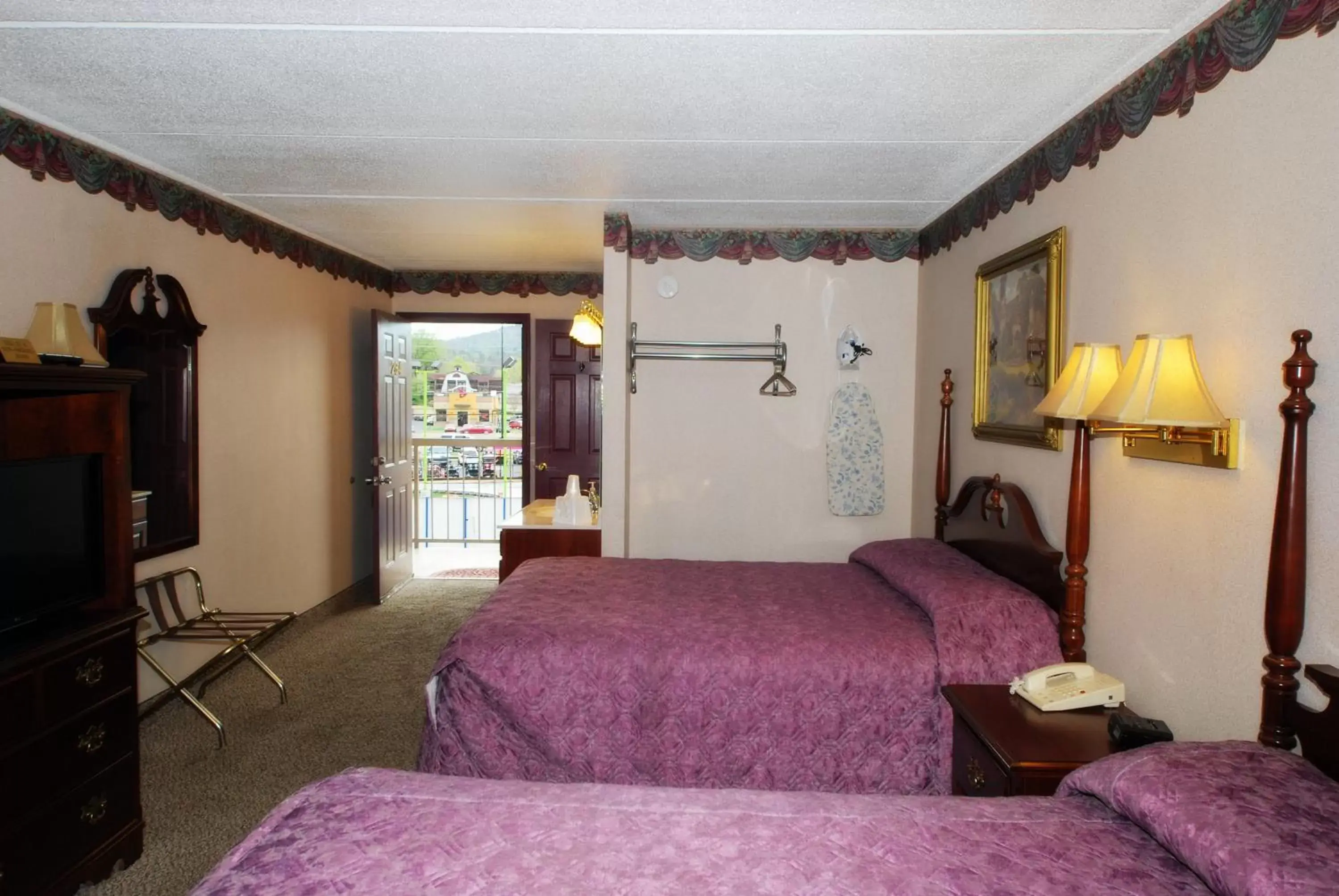 Photo of the whole room, Bed in Rivergate Mountain Lodge