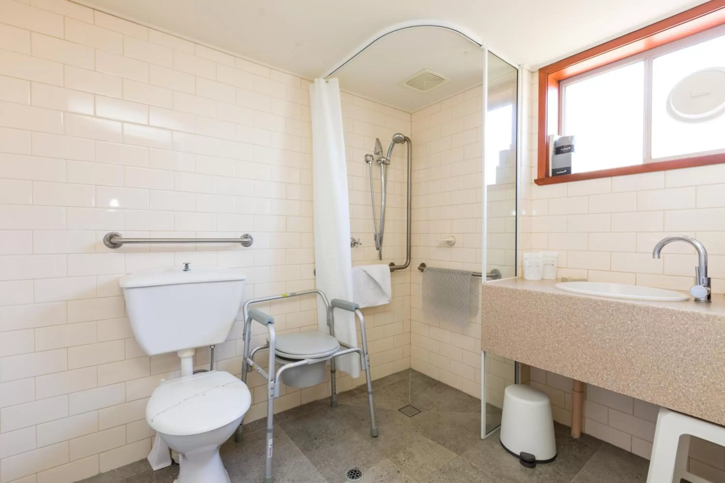 Area and facilities, Bathroom in Hermitage Motor Inn