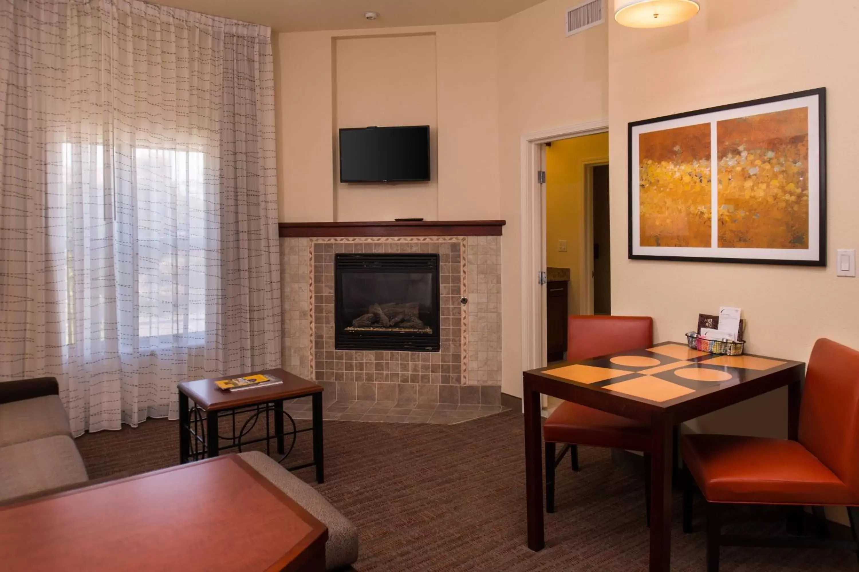 Living room, TV/Entertainment Center in Residence Inn by Marriott Albuquerque Airport