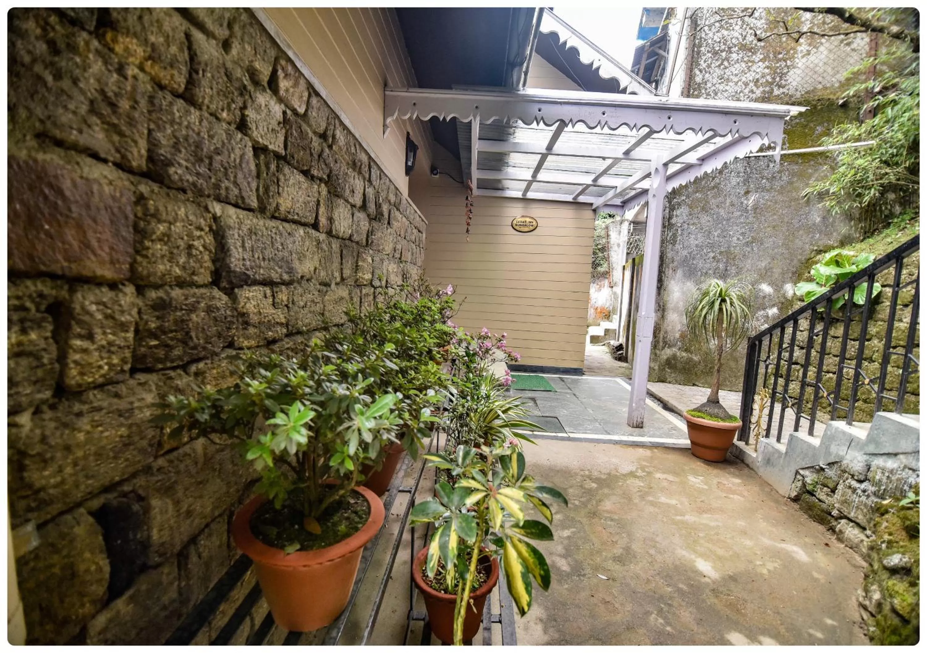 Facade/entrance in Cedar Inn